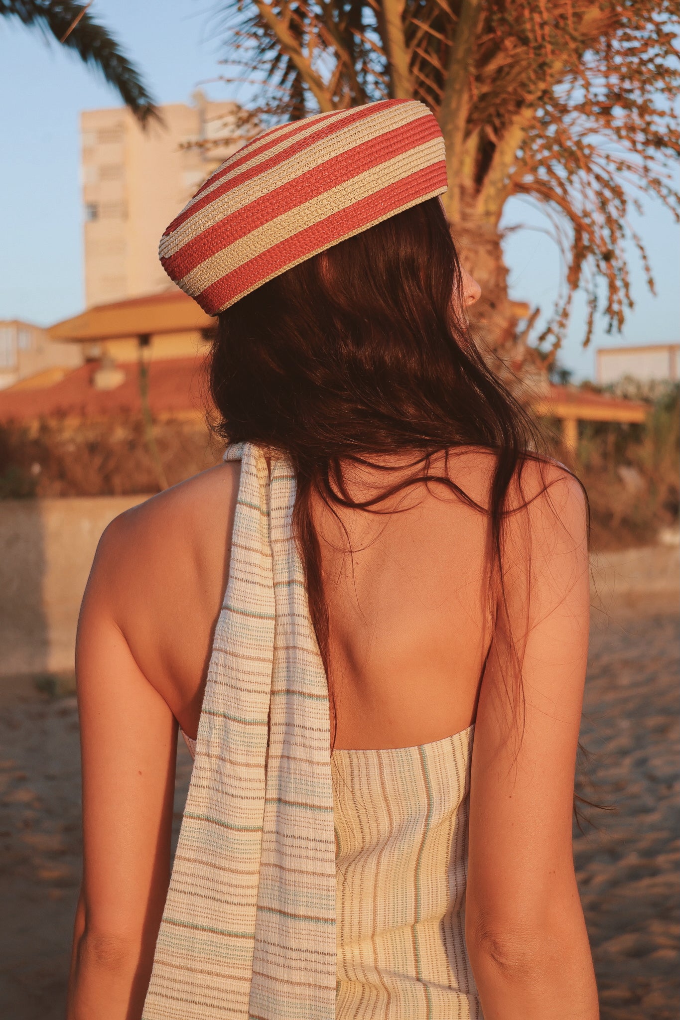 Casquete Celine de rayas beige y rojo
