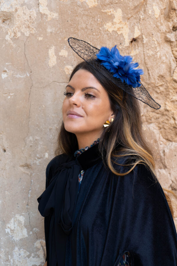 Tocado Fausta marino con flores de plumas