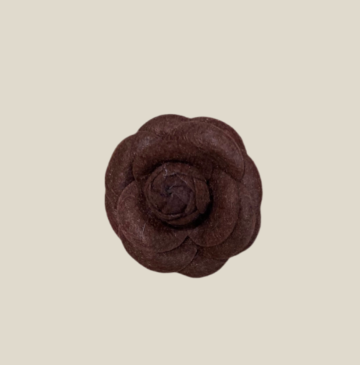 Broche Camelia chocolate fieltro