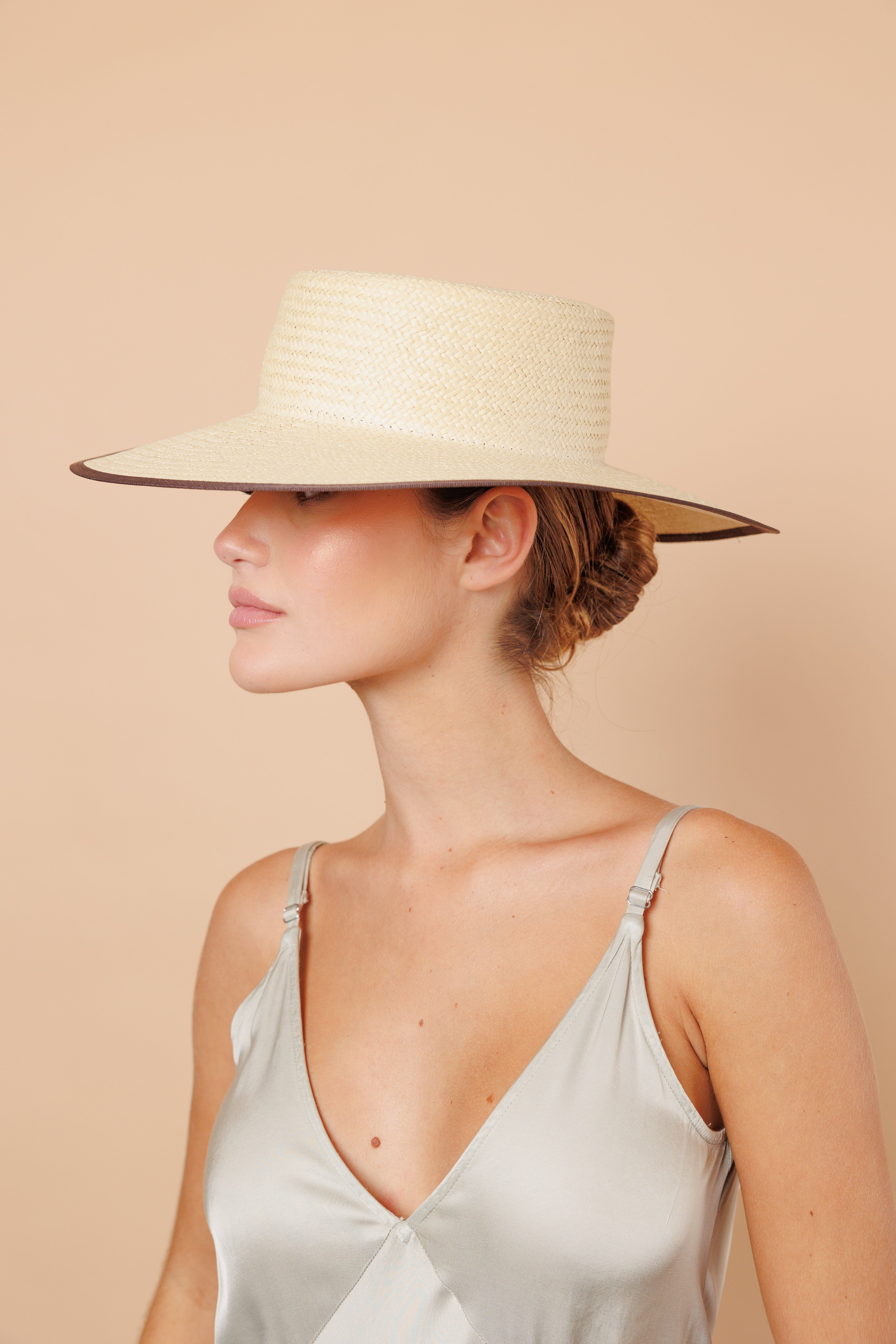 Canotier Amazona beige con borde chocolate