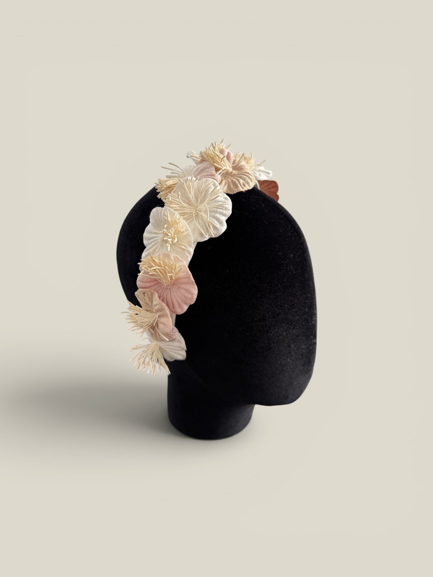 Diadema Dalia blanca y nude