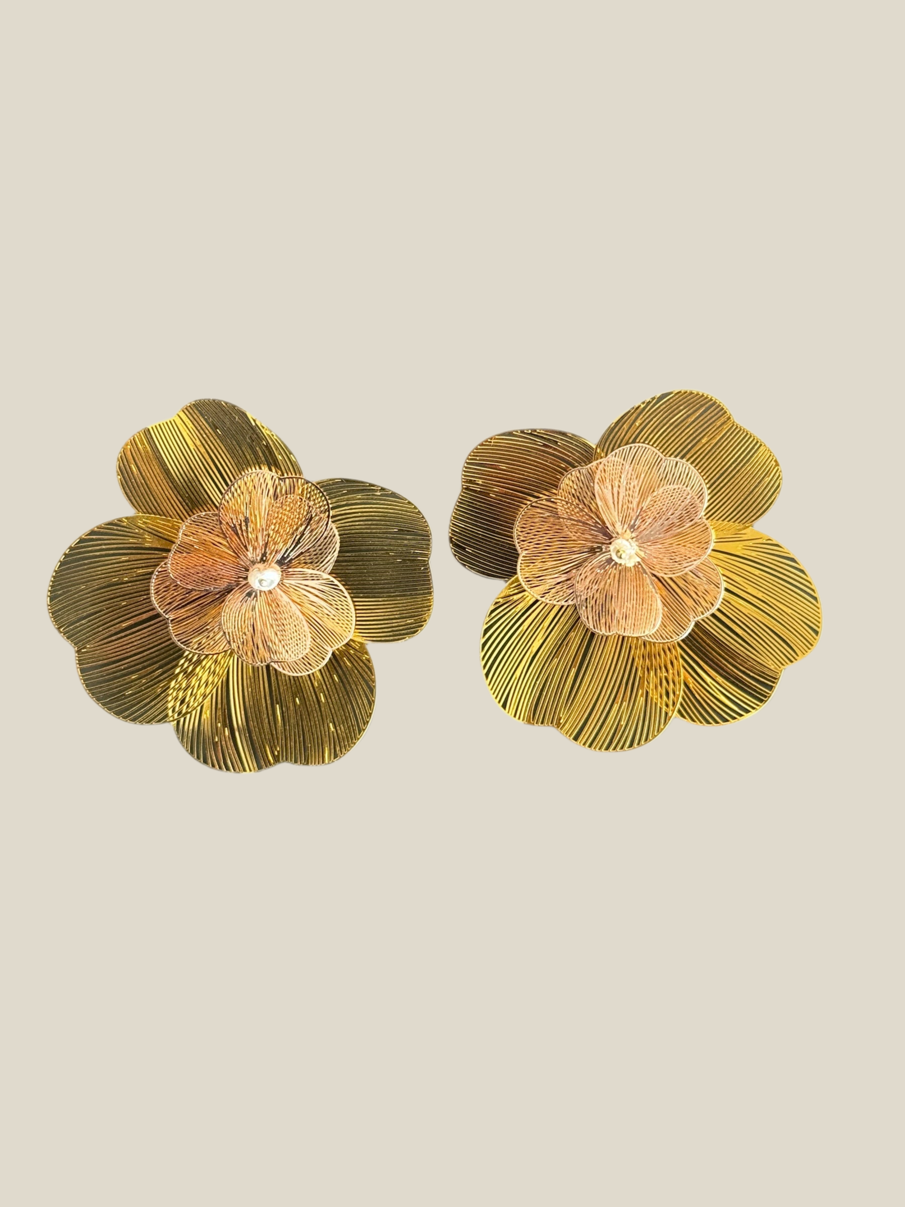 Pendientes Gardenia dorada