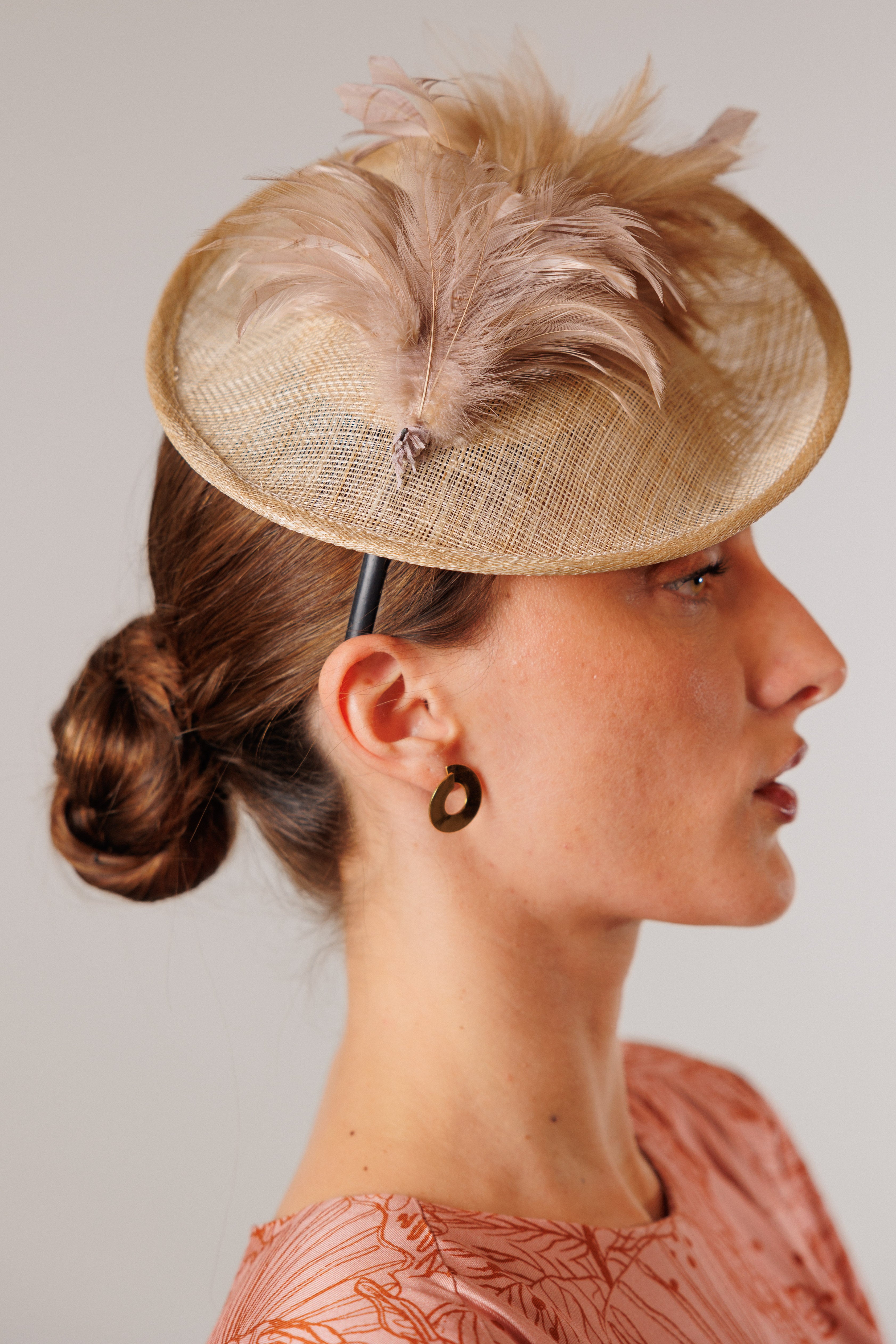 Tocado Adriana beige