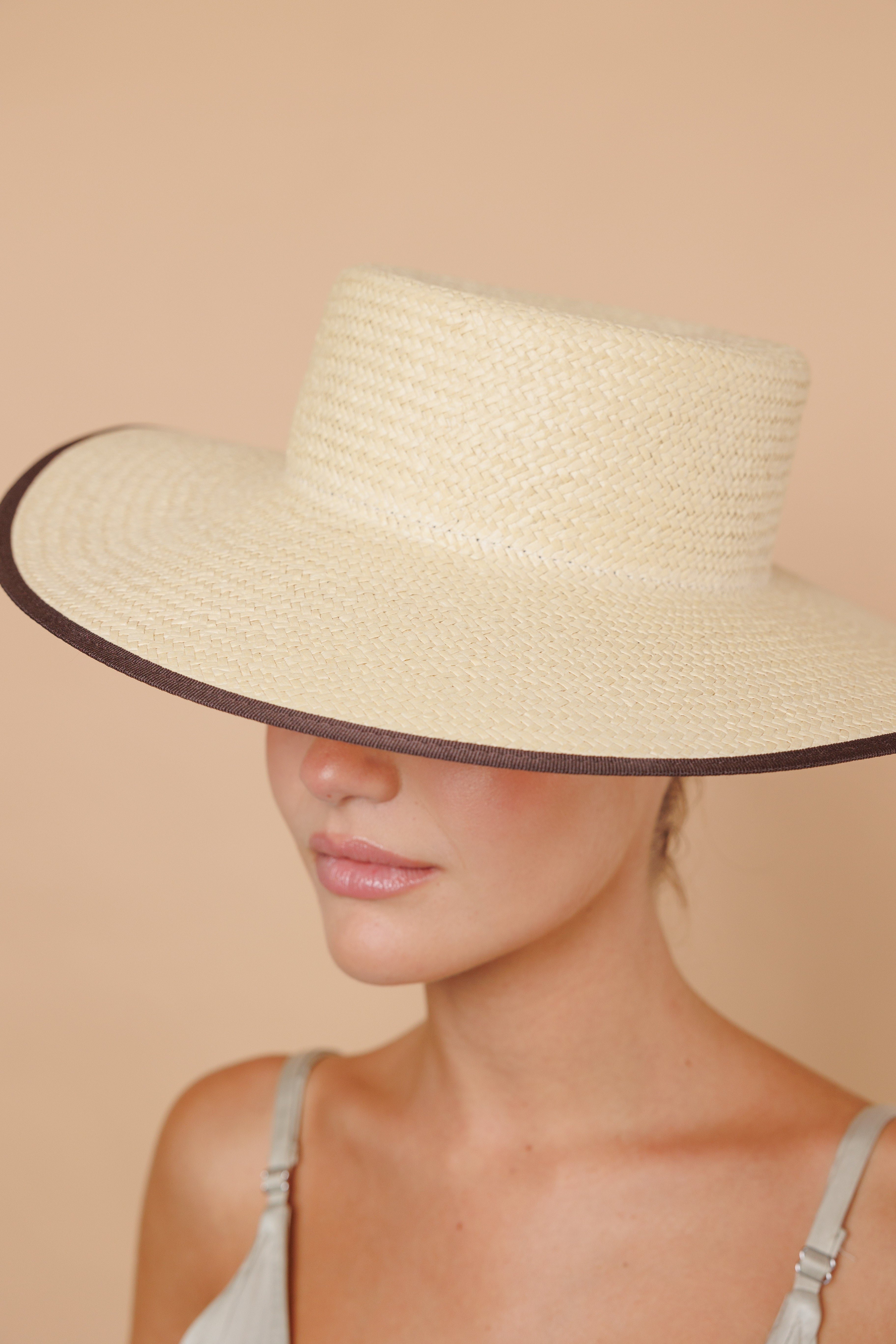 Canotier Amazona beige con borde chocolate