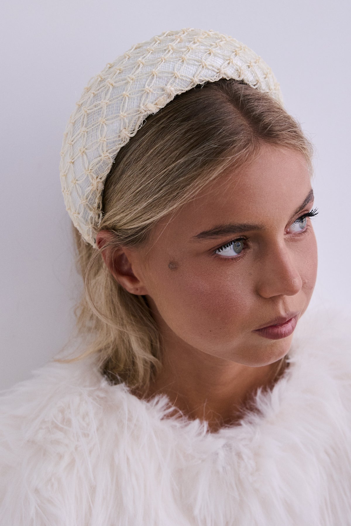 Diadema Roca de sinamay beige con redecilla