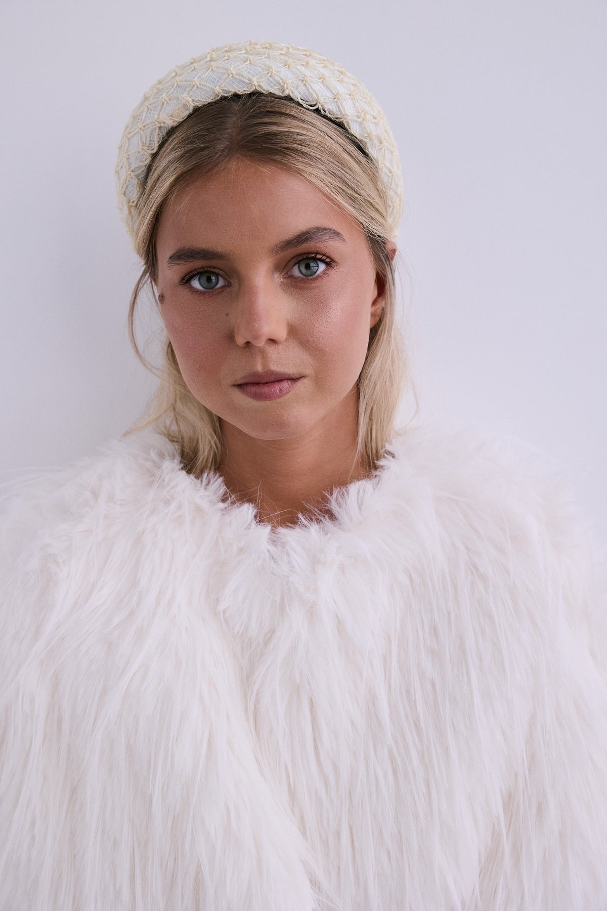 Roca beige sinamay headband with hairnet