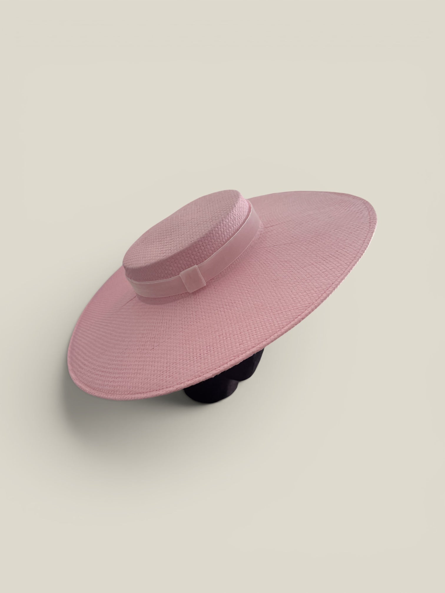 Canotier Amazona rosa con cita de terciopelo