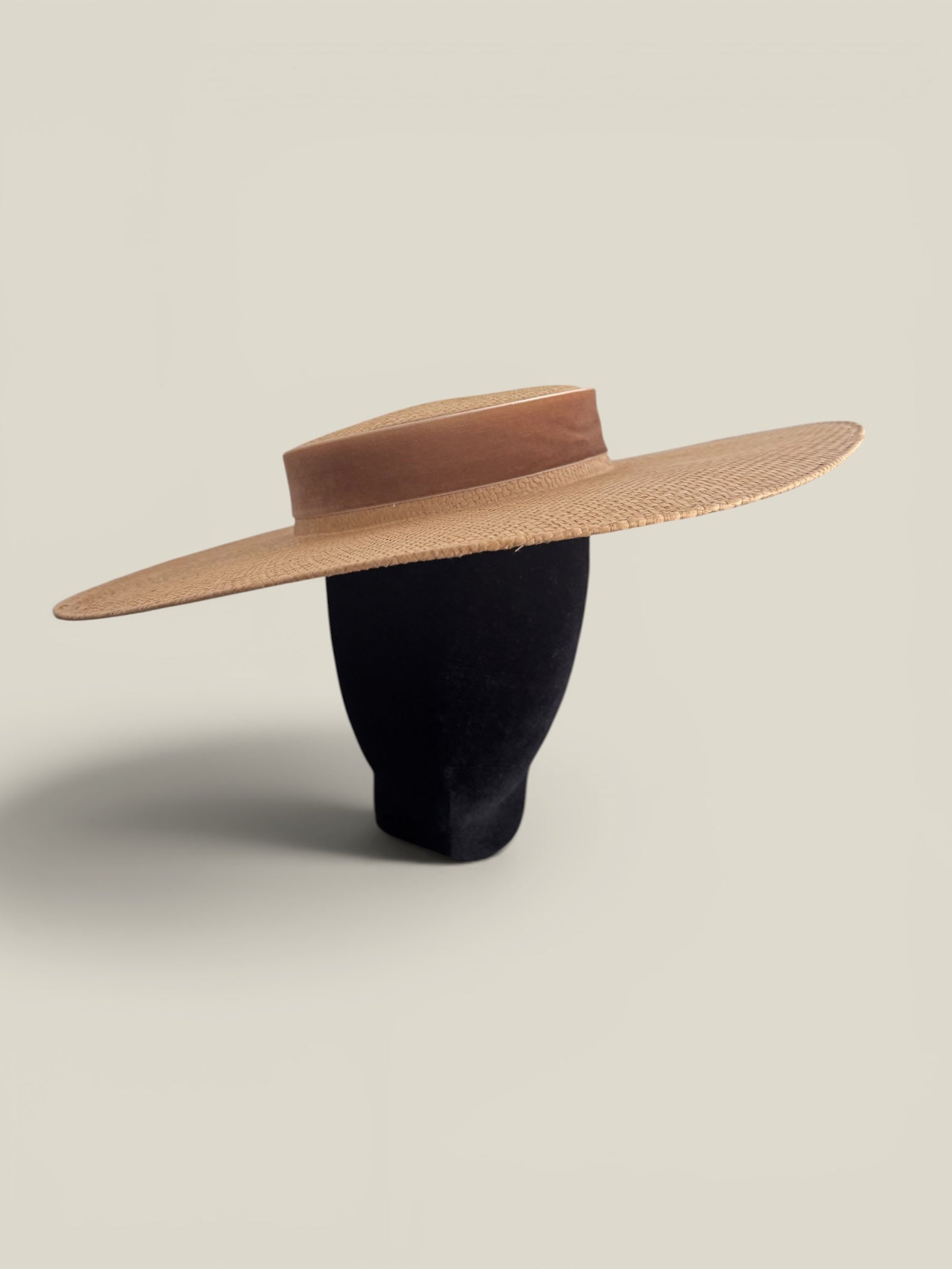 Canotier Amazona Camel con cinta de terciopelo