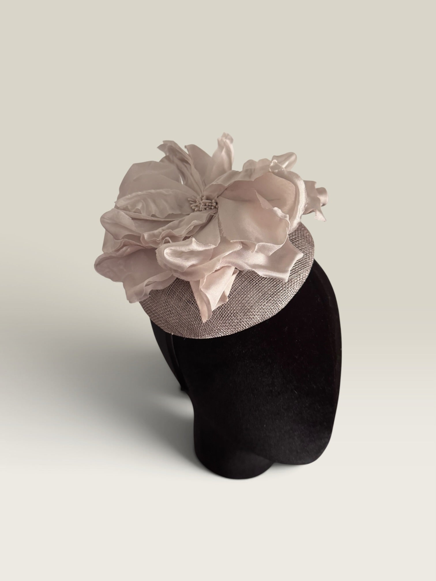 Tocado Agnes gris