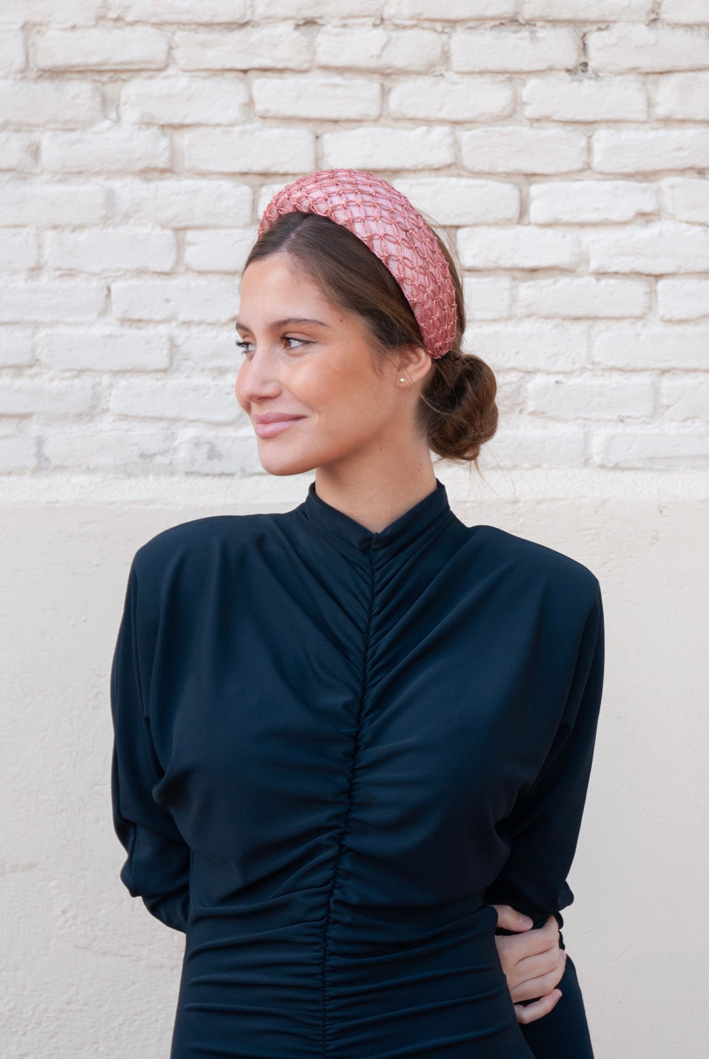 Diadema Roca de sinamay nude con redecilla