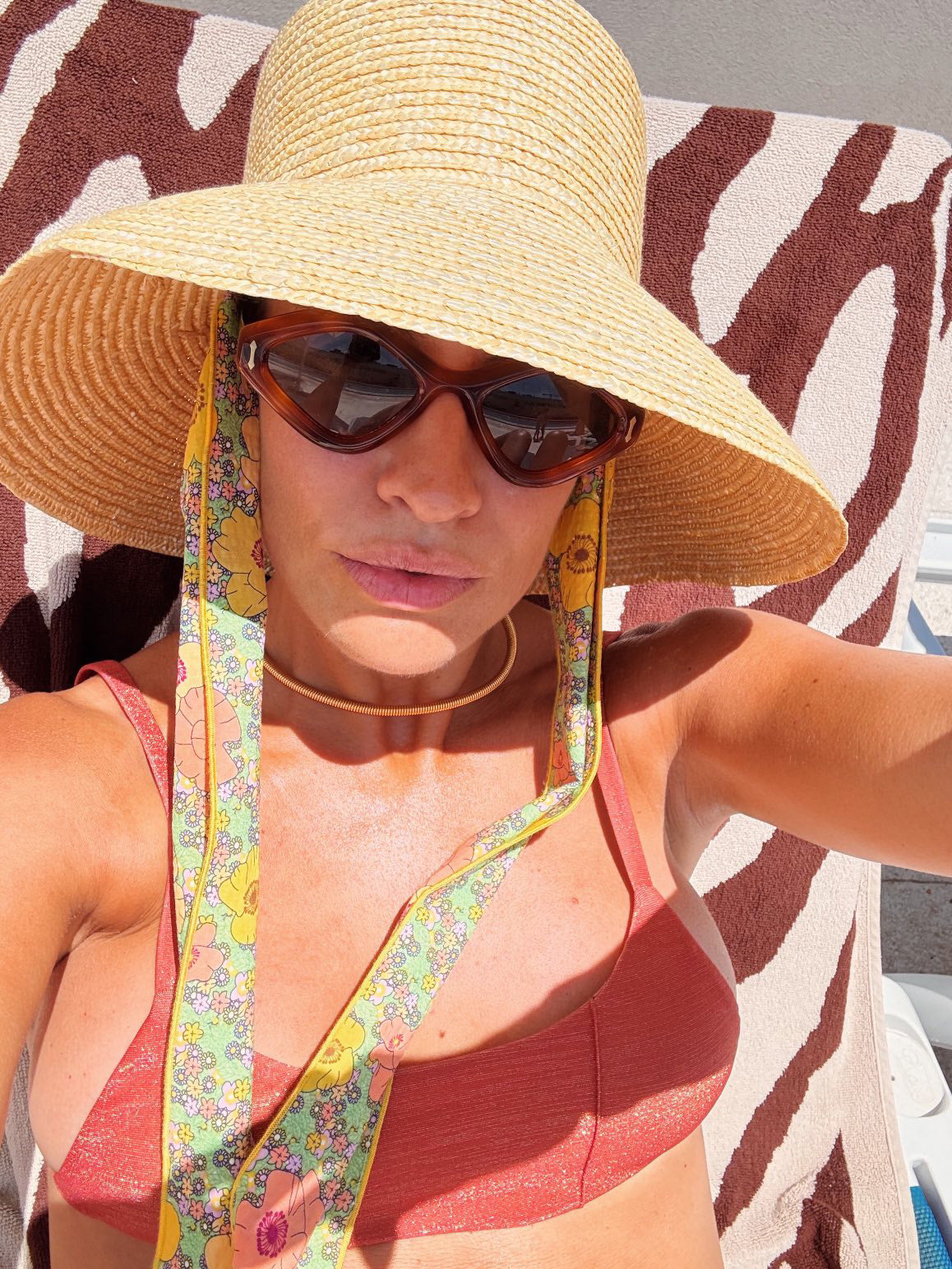 Pamela Audrey beige con cinta de flores