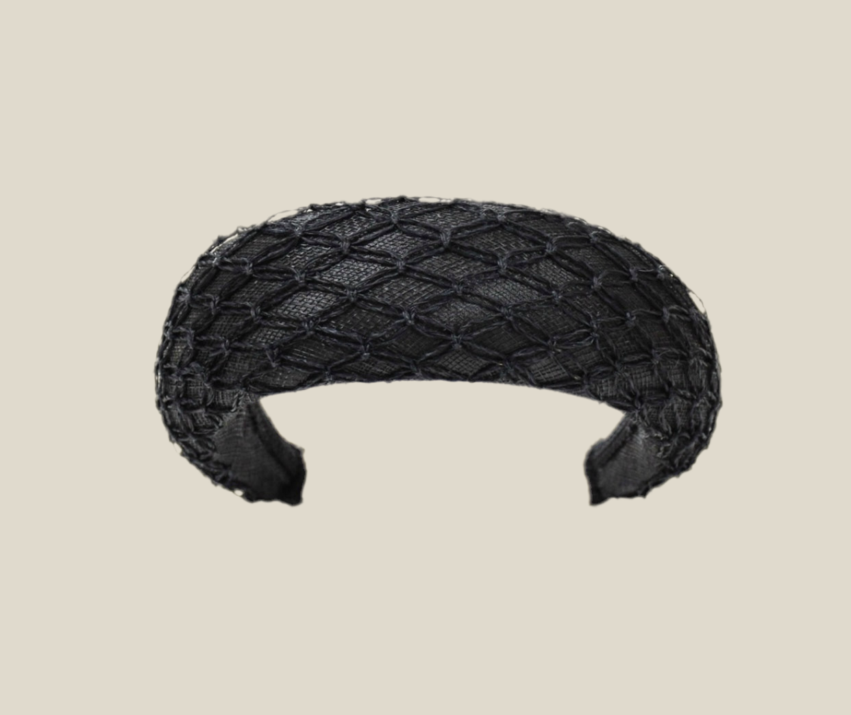 Diadema Roca de sinamay negra con redecilla