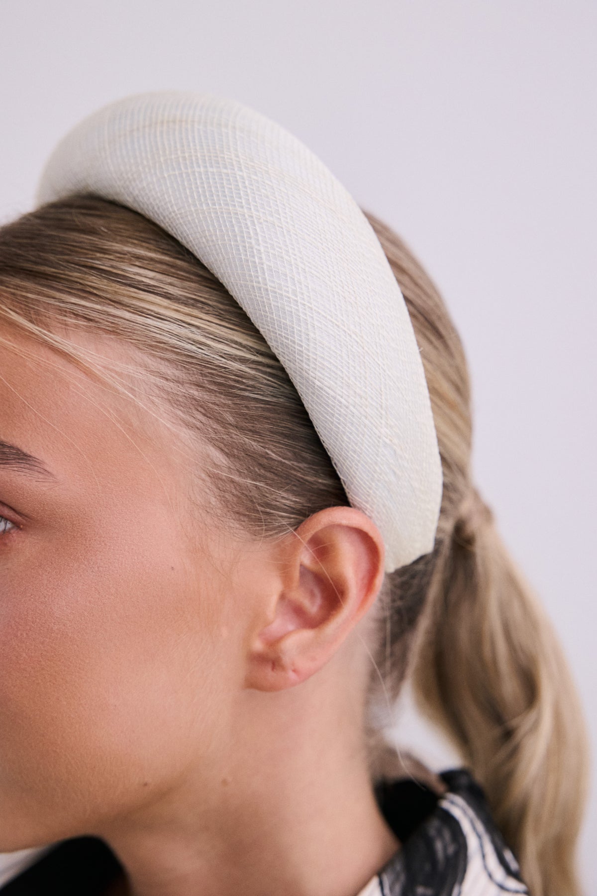 Diadema Roca de sinamay beige