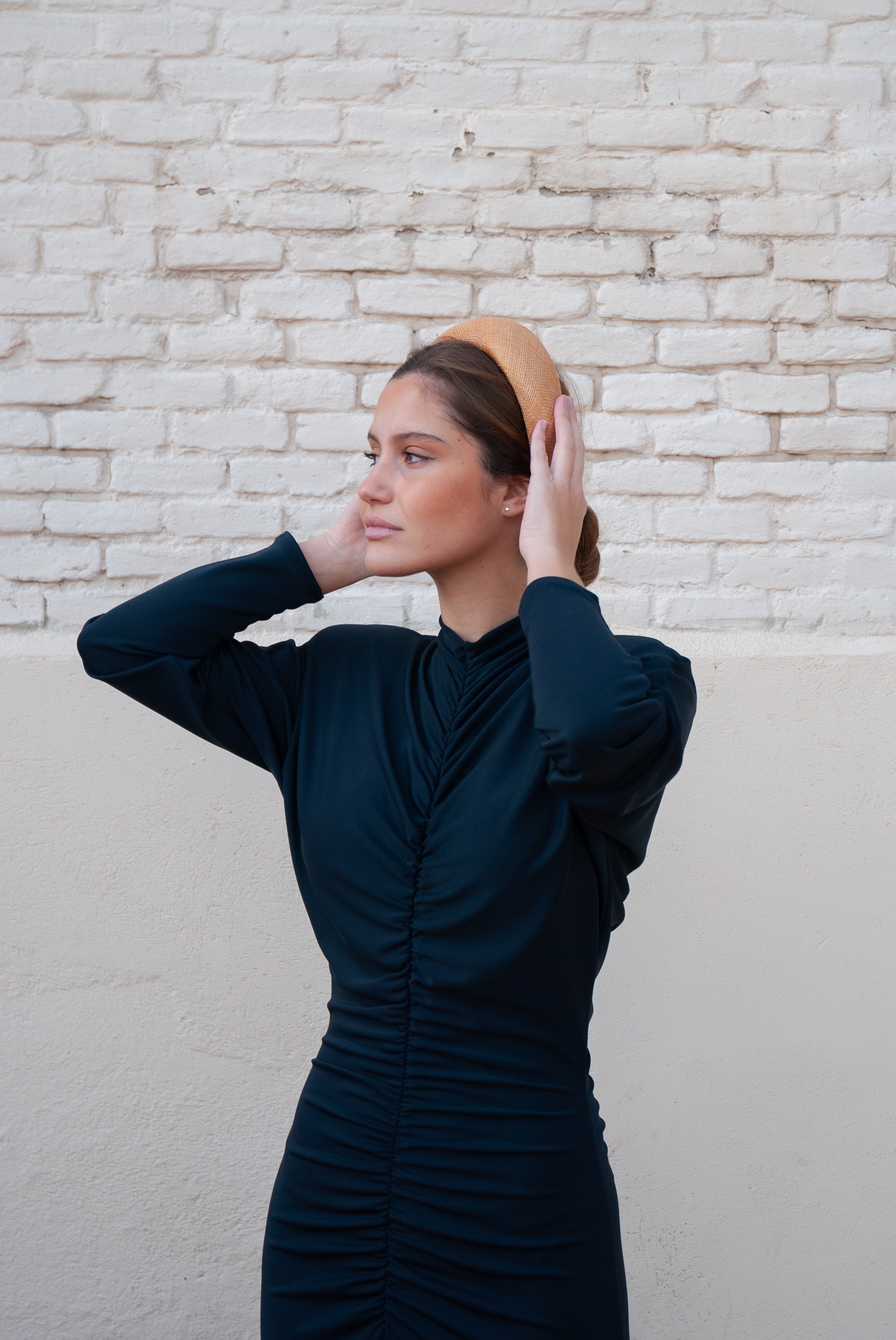 Diadema Roca de sinamay camel