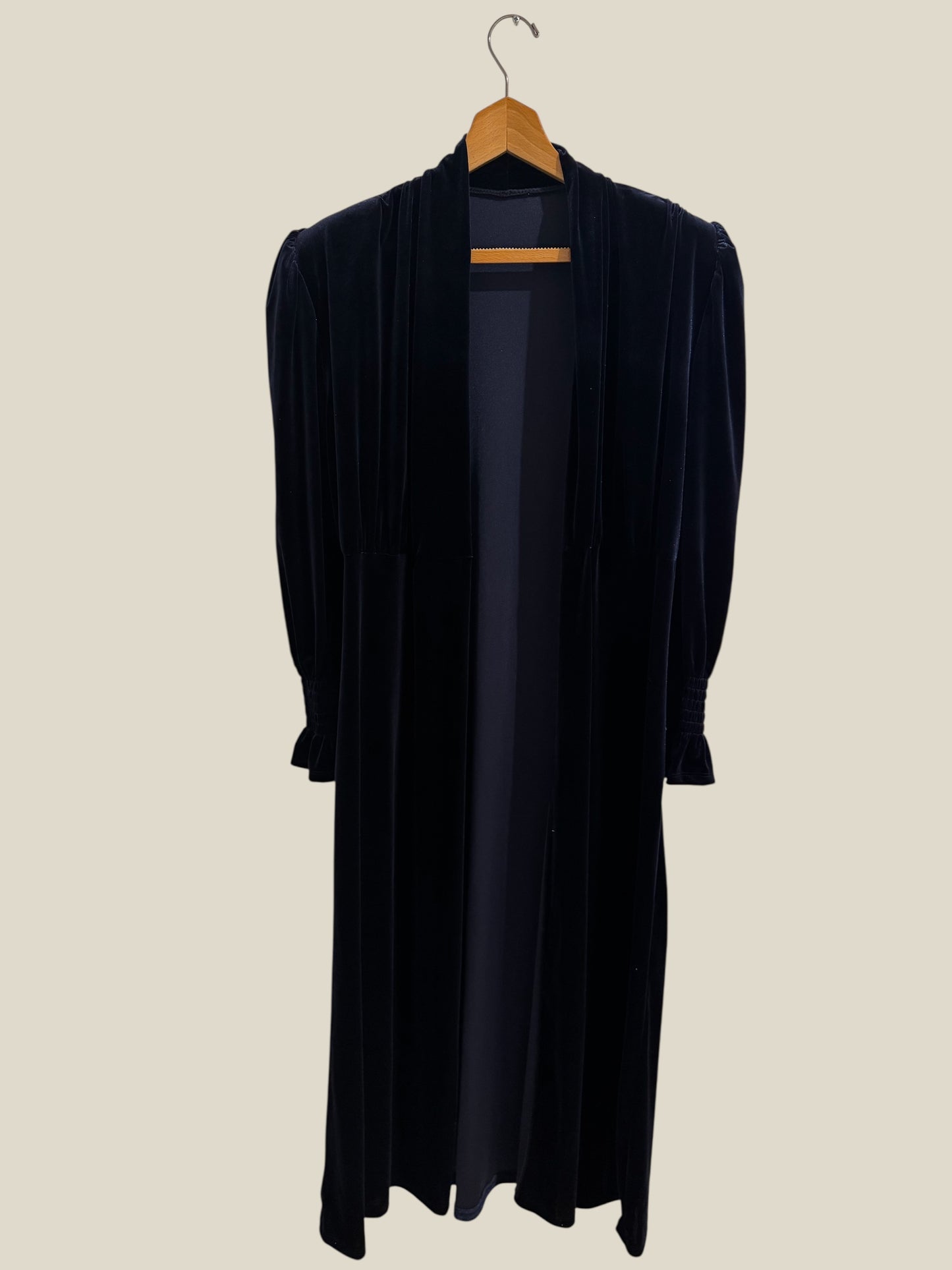 Abrigo, terciopelo, invitada, marino, boda, Marcela & co