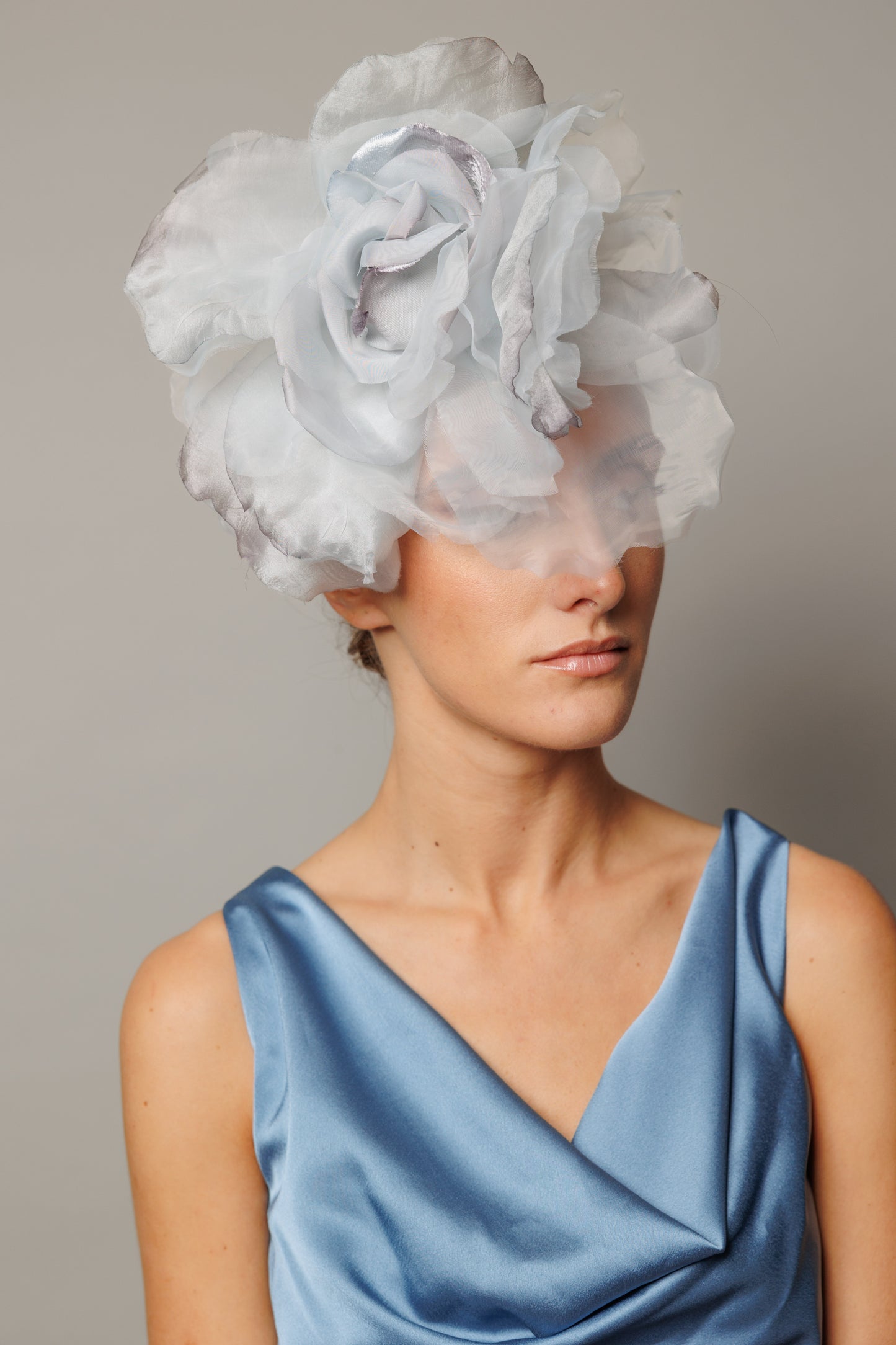 Tocado Raimunda azul bebé