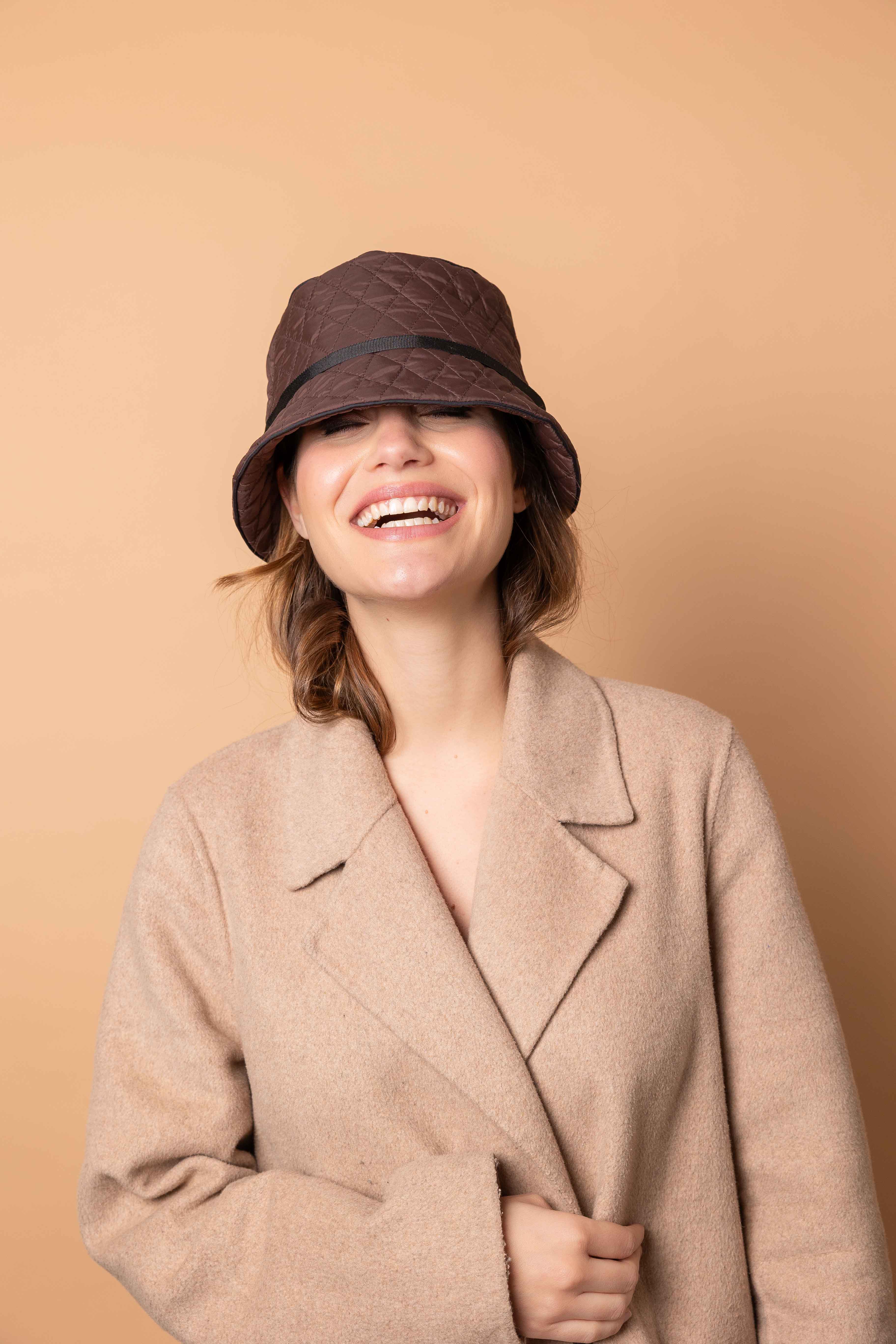 Gorro de lluvia marrón