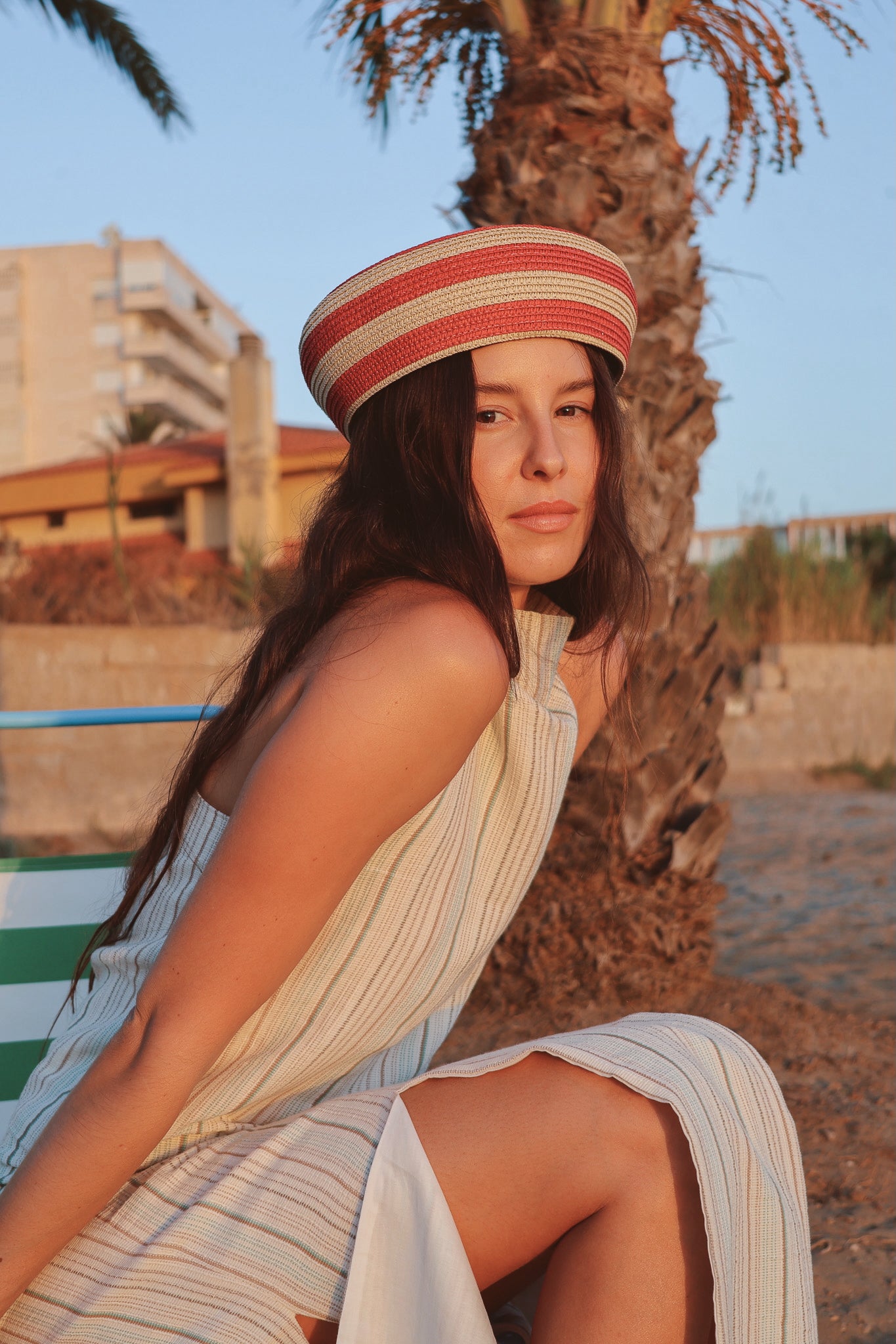 Casquete Celine de rayas beige y rojo