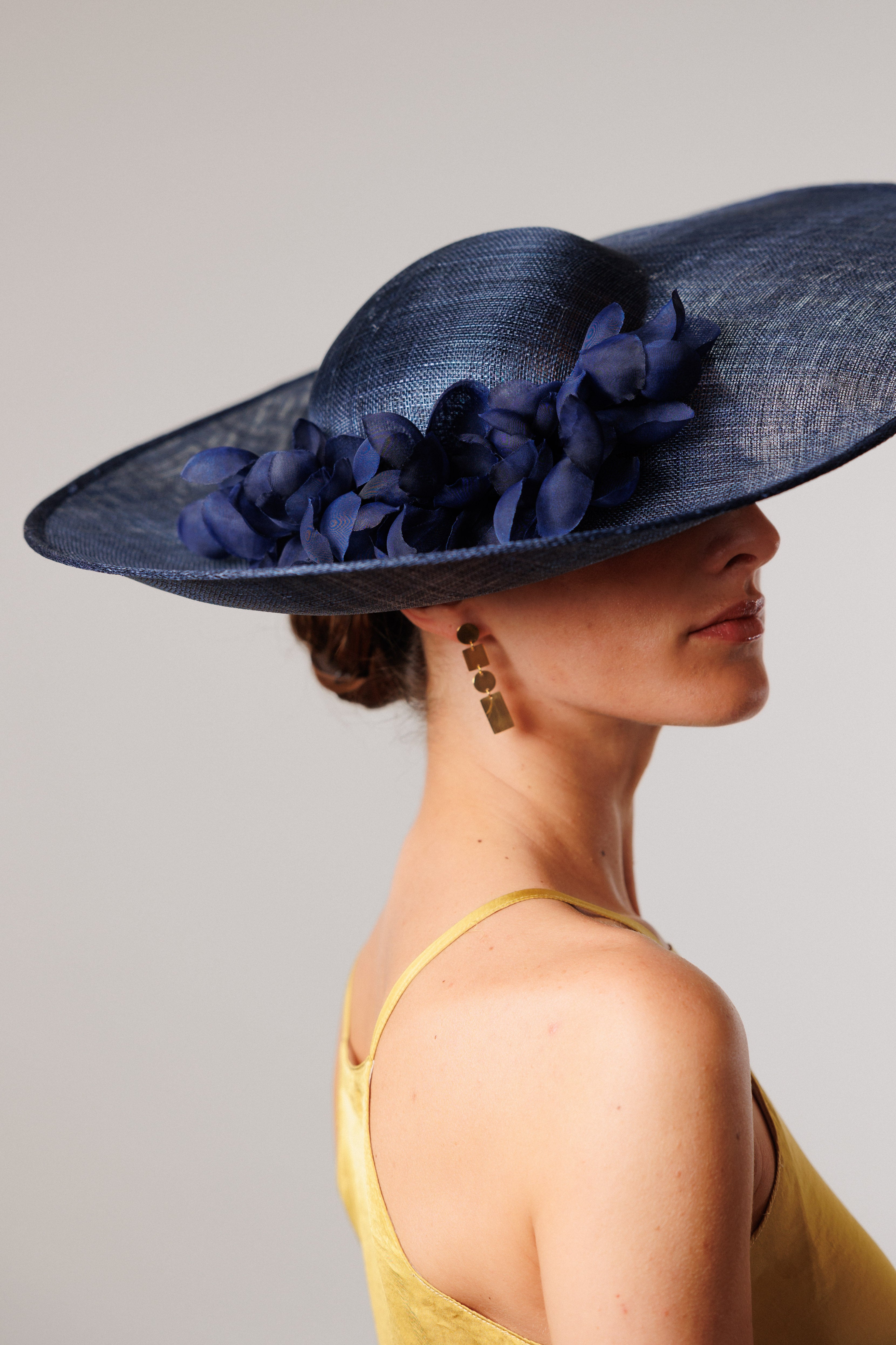 Pamela Chloe marino con flores