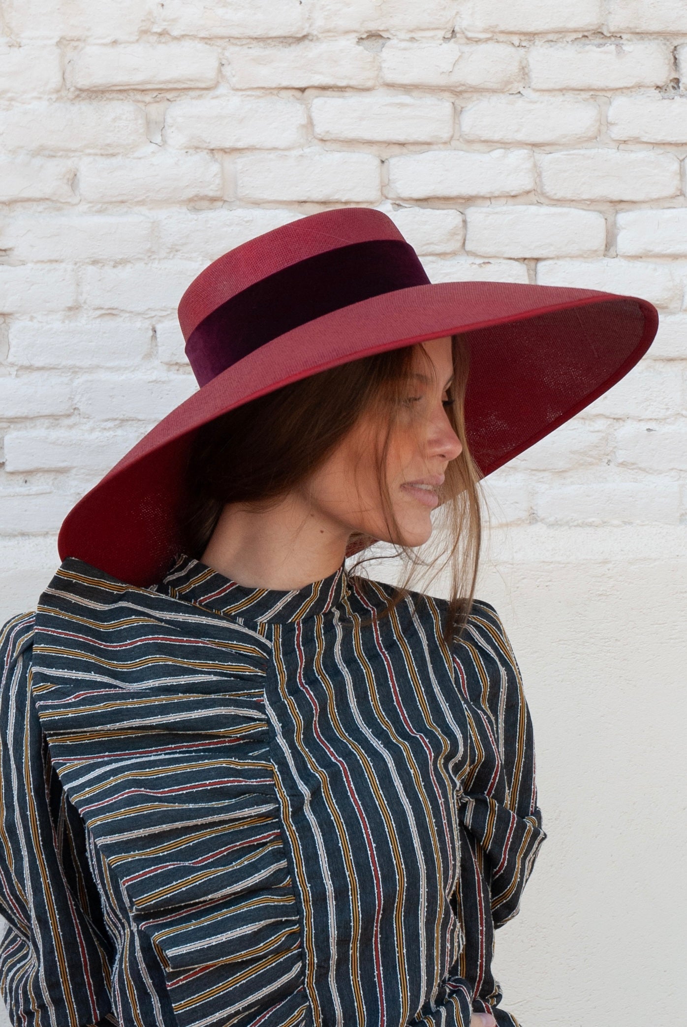 Pamela Clotilde Vino con cinta