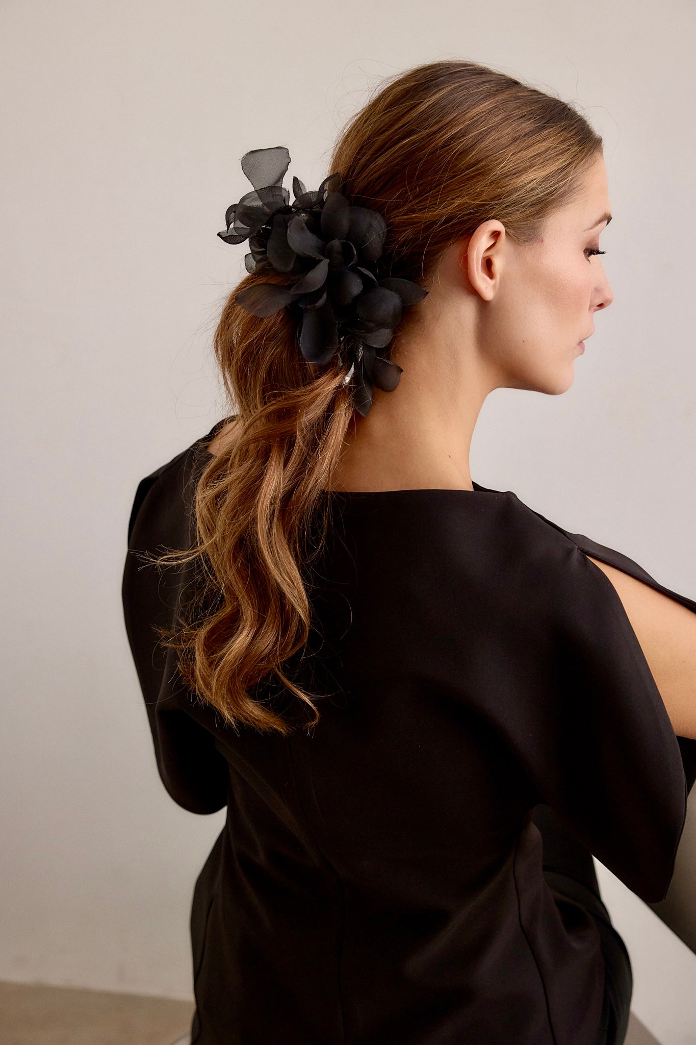 Tocado Pétalos negro