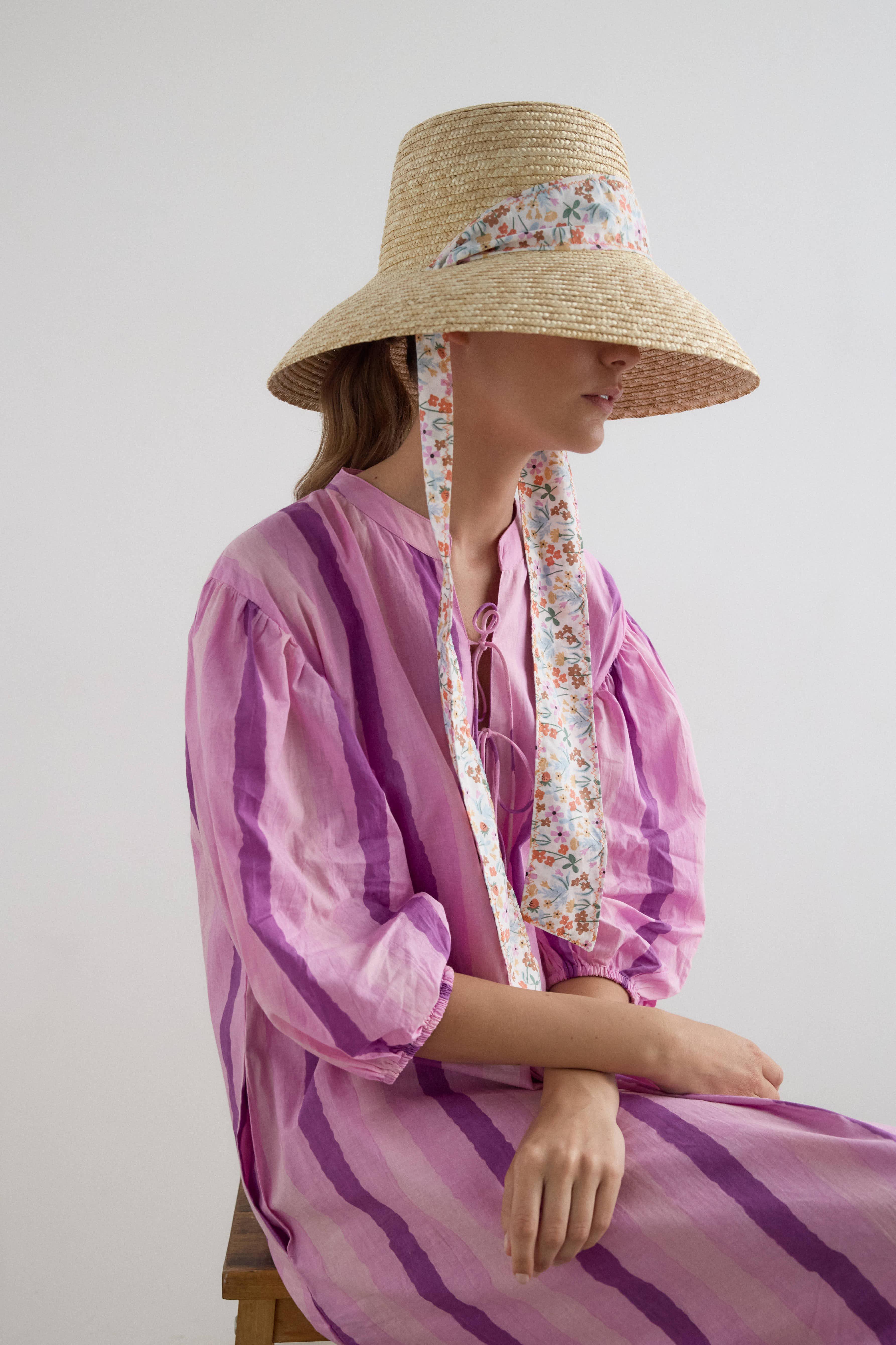 Pamela Audrey beige con cinta de flores