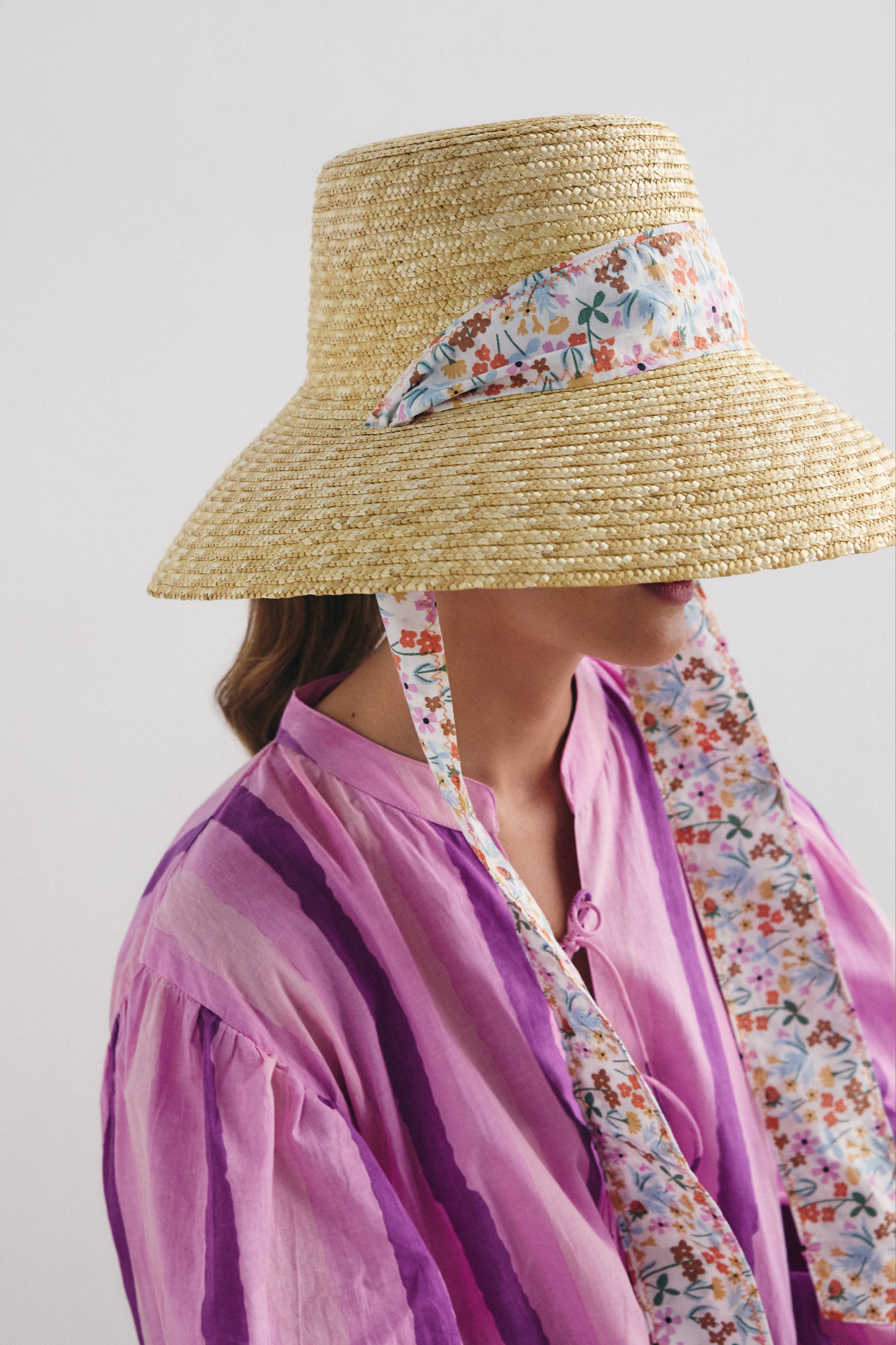 Pamela Audrey beige con cinta de flores