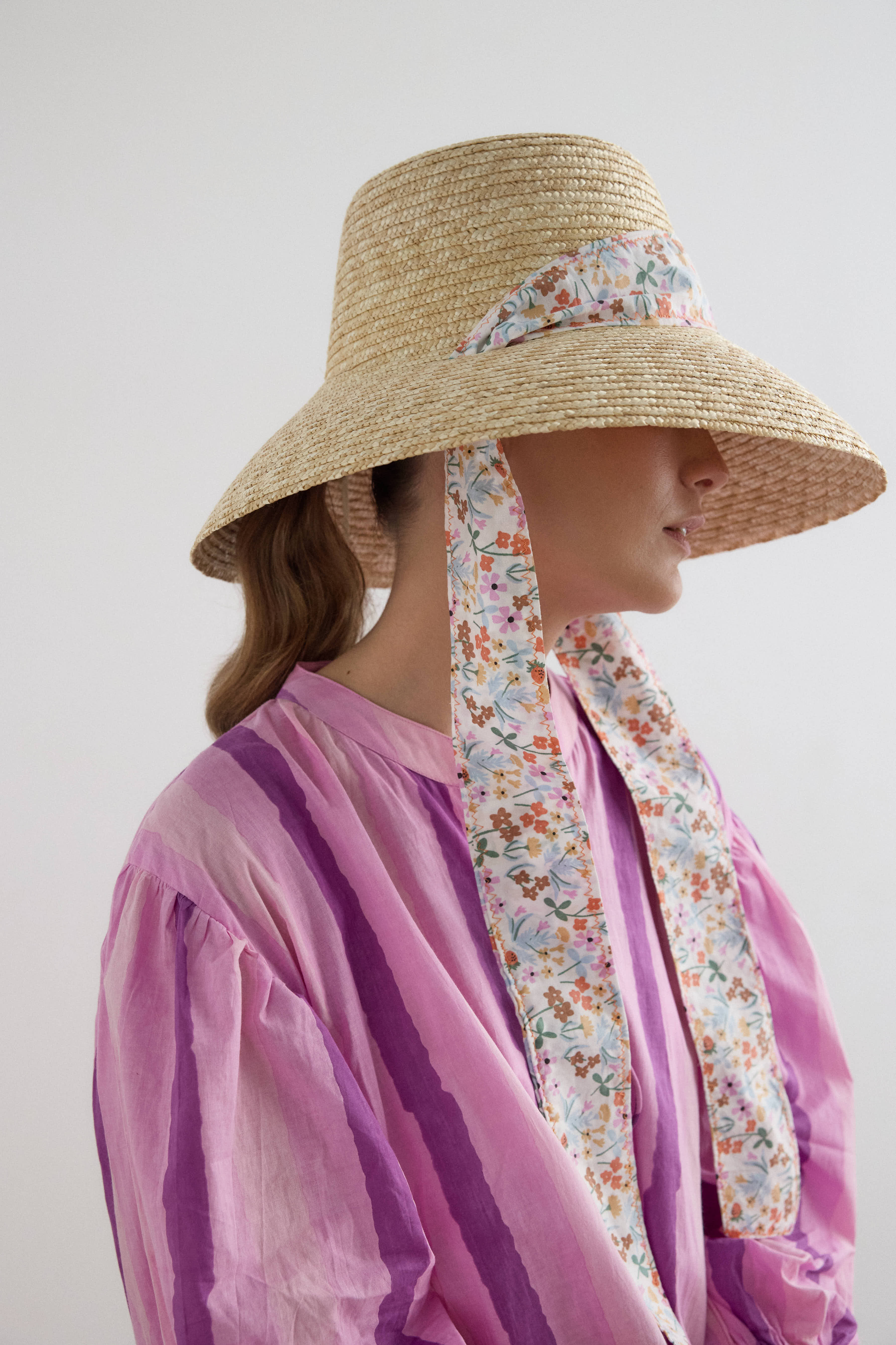 Pamela Audrey beige con cinta de flores