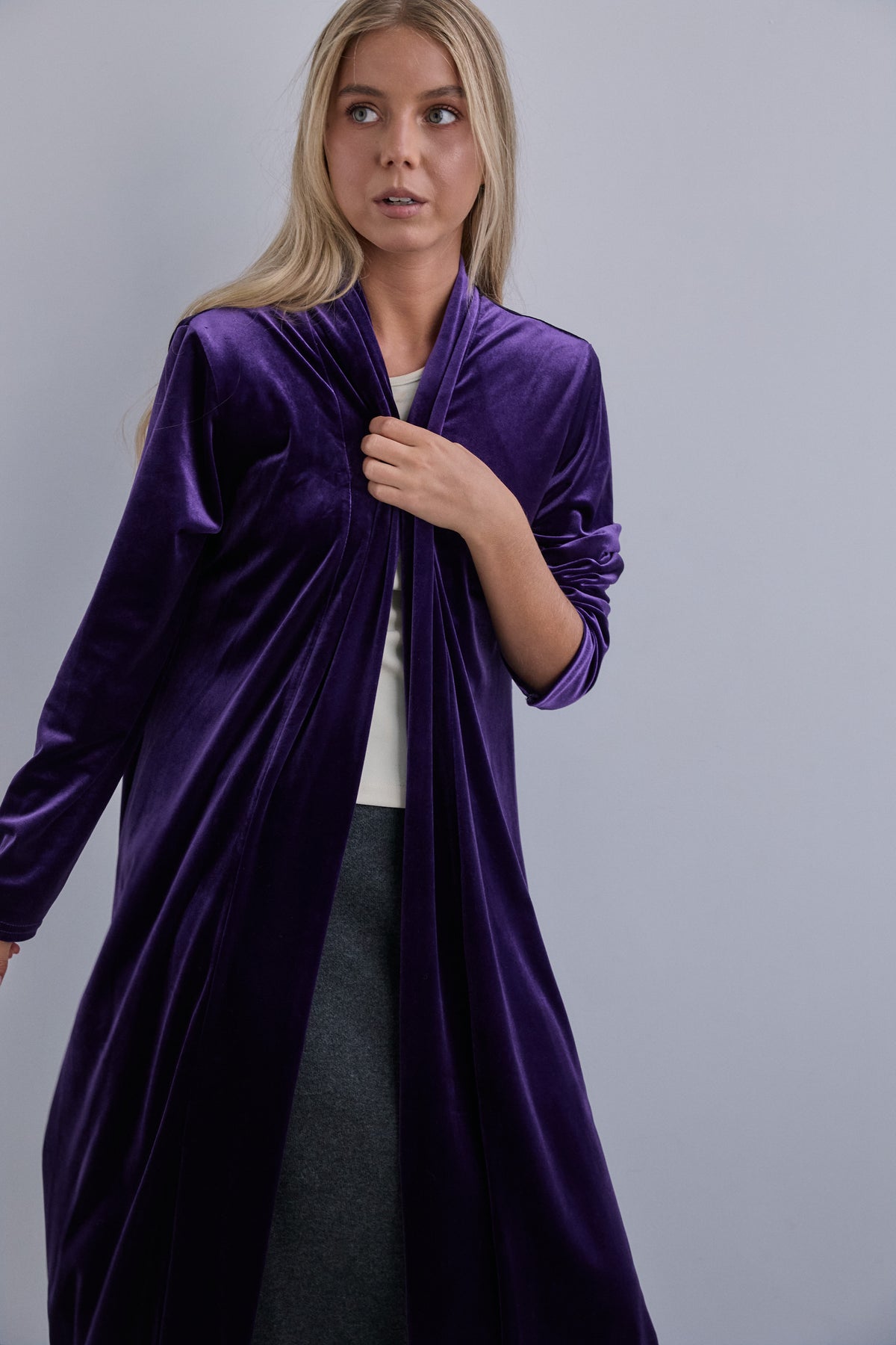 Abrigo liso de terciopelo morado