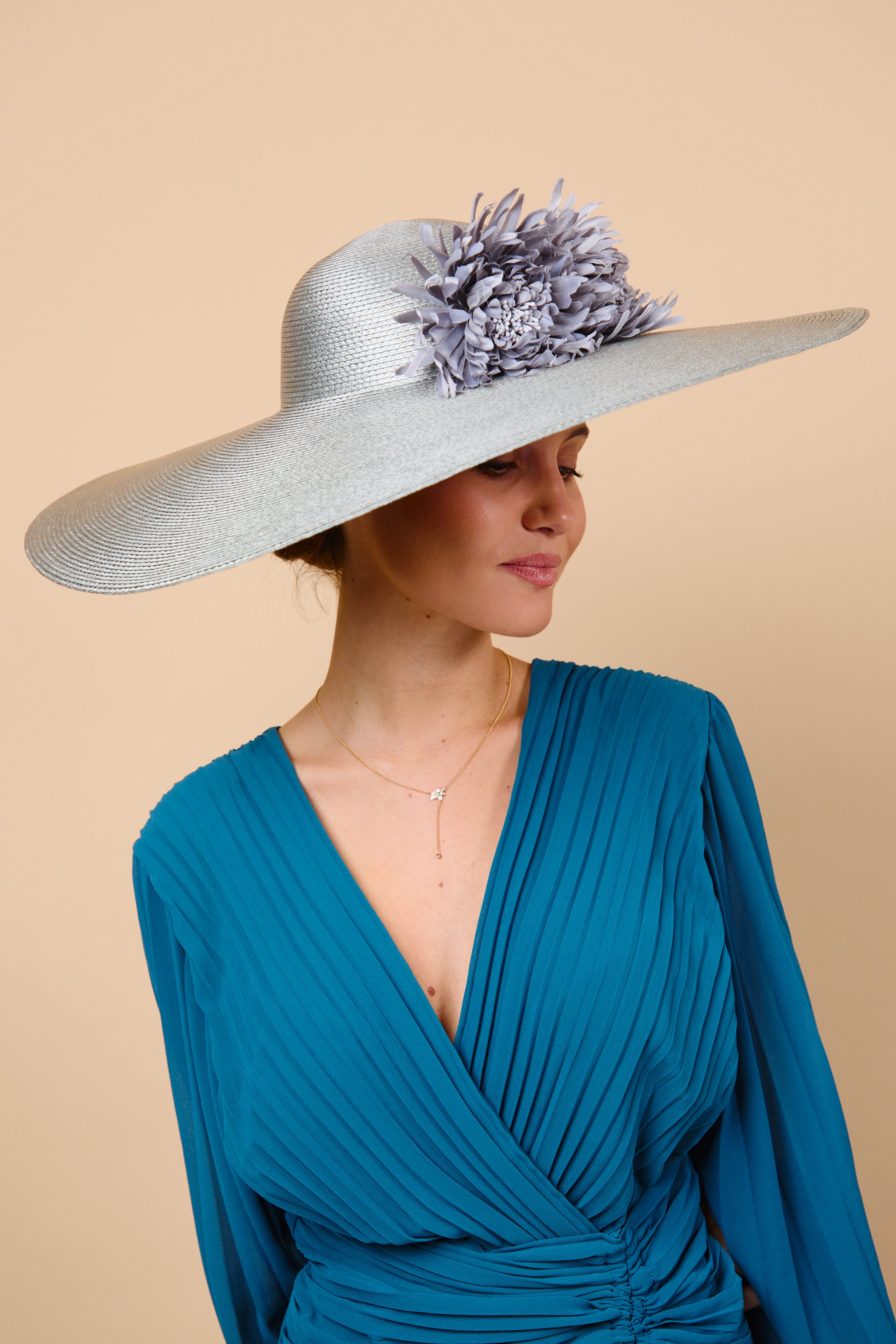 Pamela, gris, flores, invitada, boda, Marcela & co