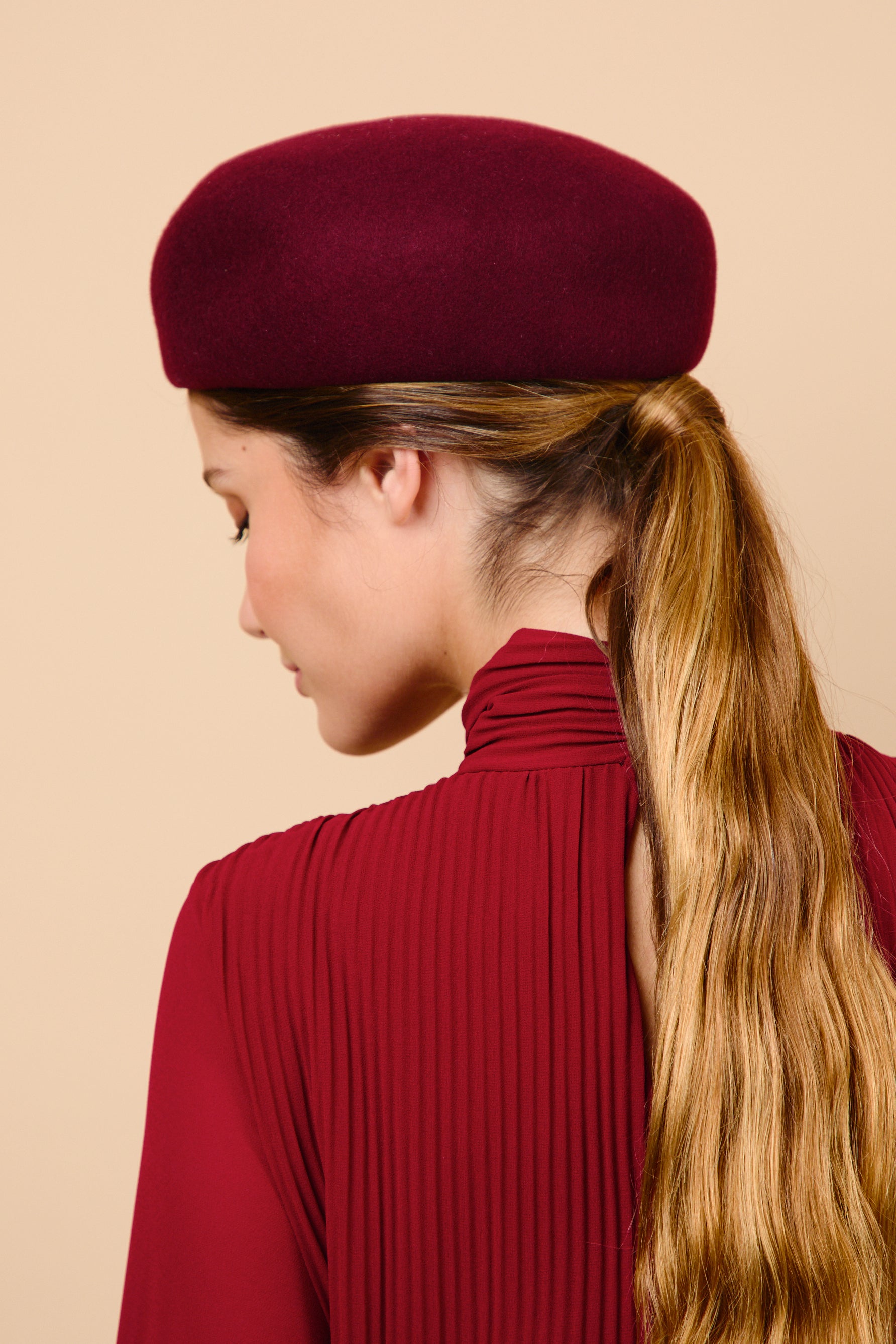 Pillbox, tocado, casquete, lana, vino, invitada, boda, Marcela & co
