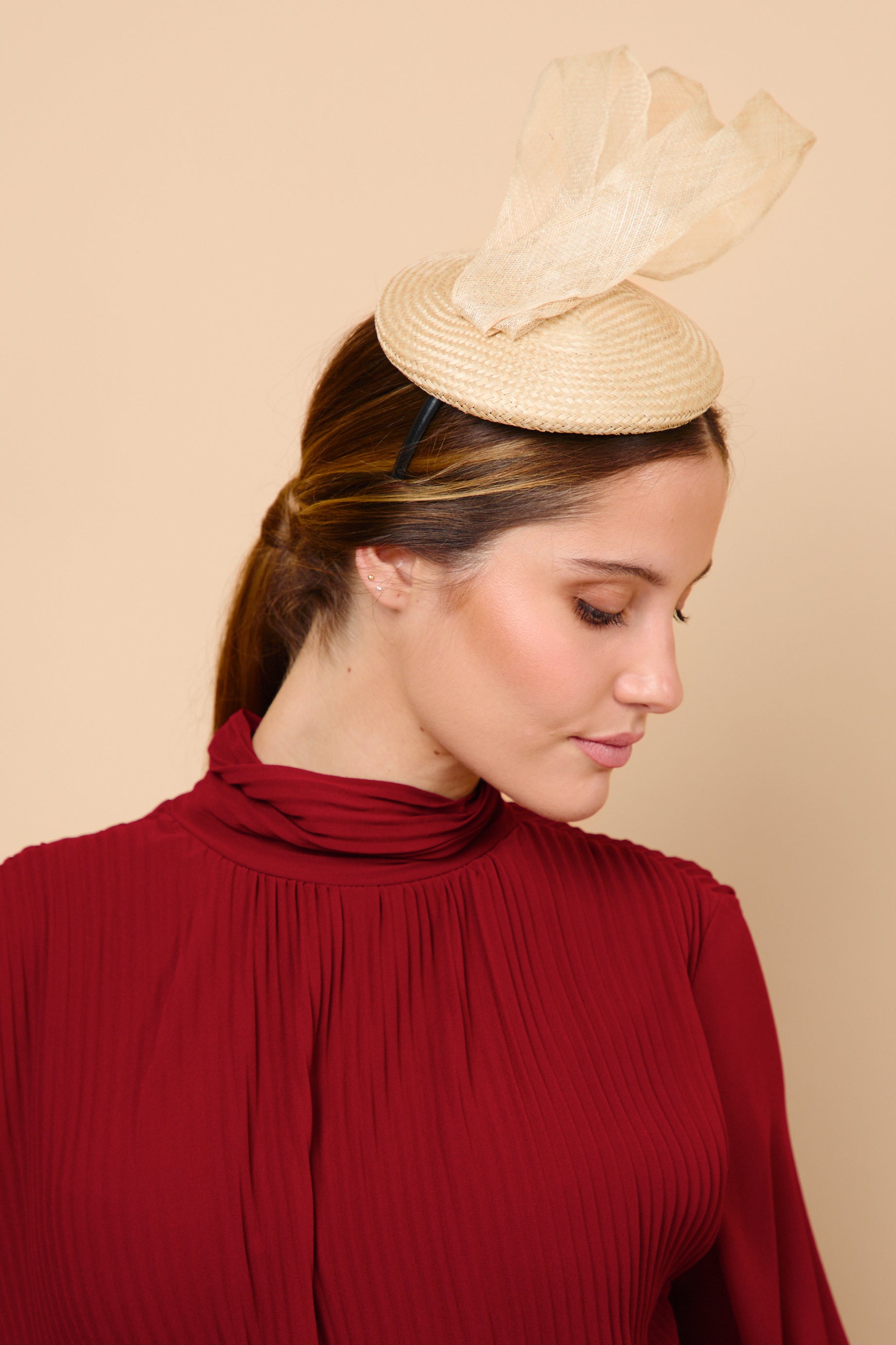 Tocado, lazo, beige, invitada, boda, marcela and co