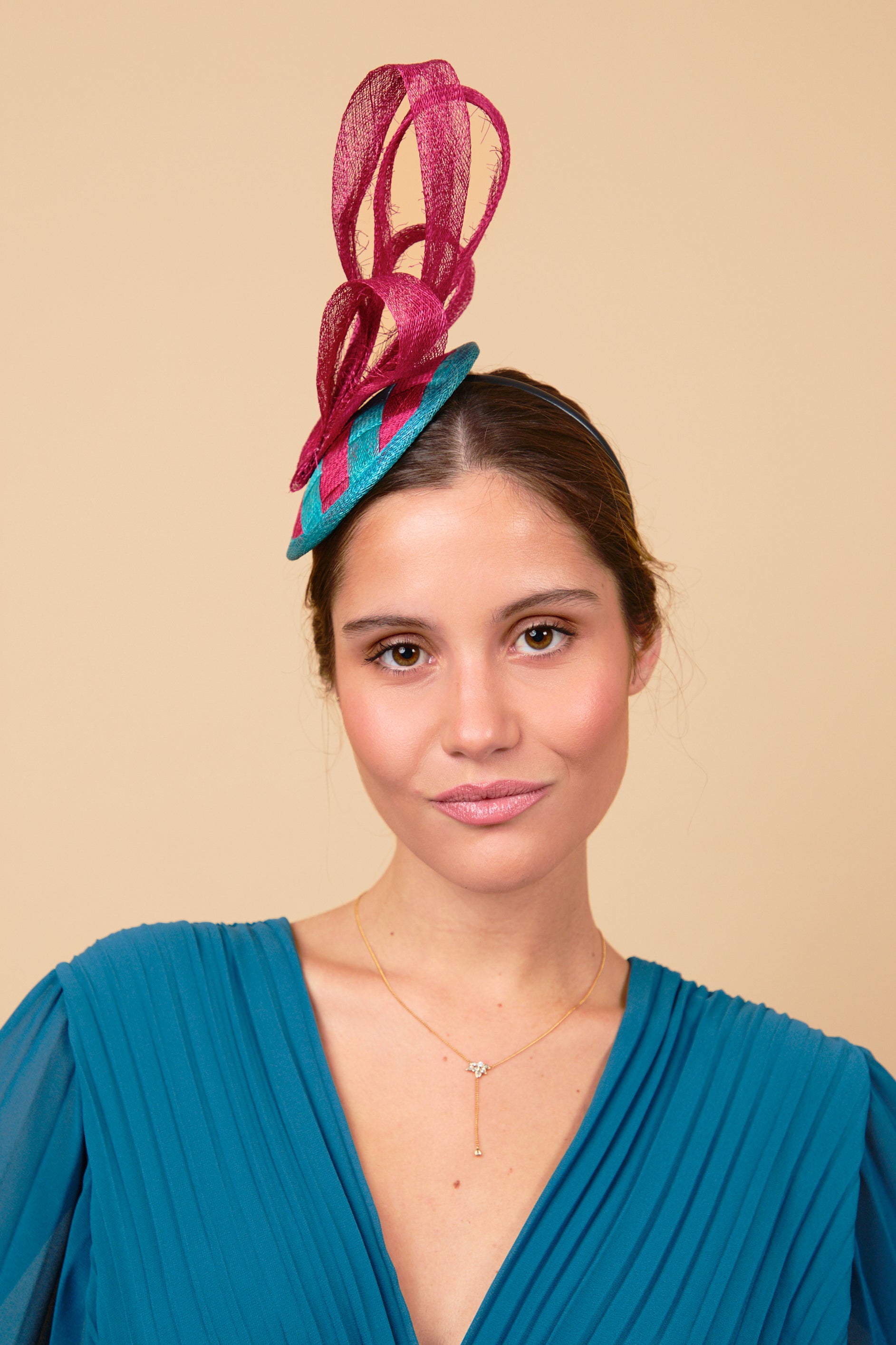 Tocado, sinamay, aguamarina, buganvilla, invitada, boda, Marcela & co