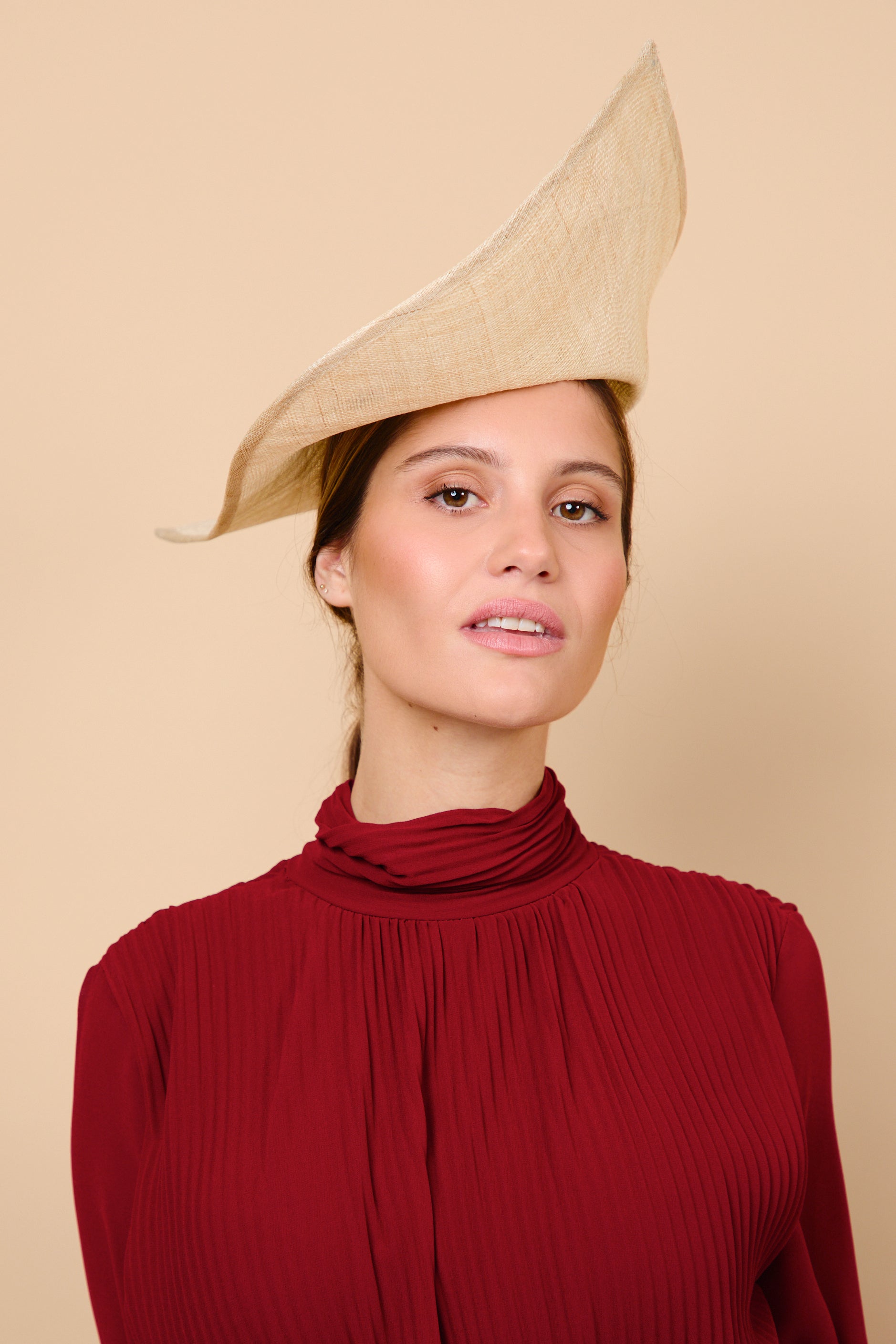 Tocado, sinamay, beige, invitada, boda, marcela and co