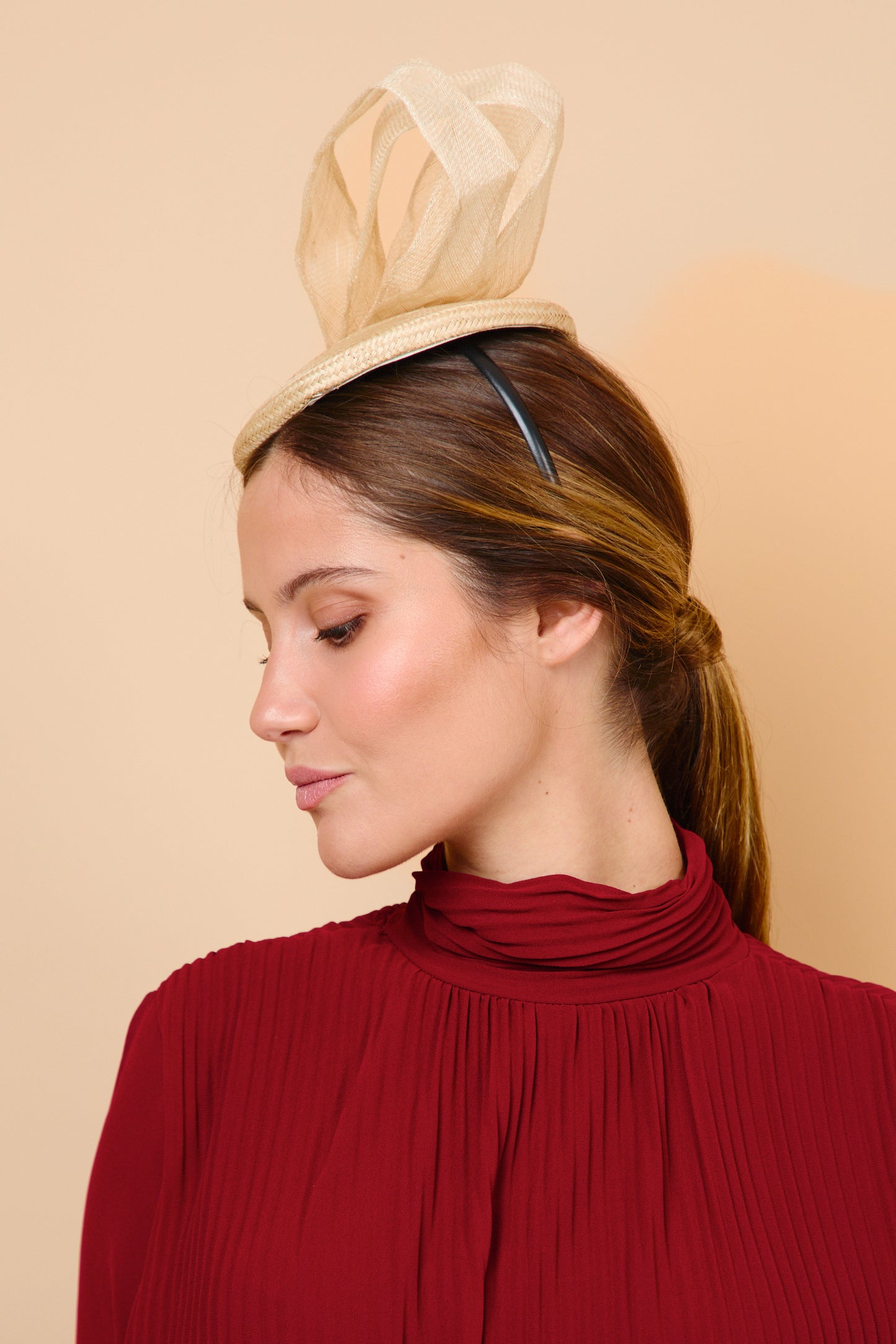 Tocado, sinamay, lazo, beige, invitada, boda, marcela and co