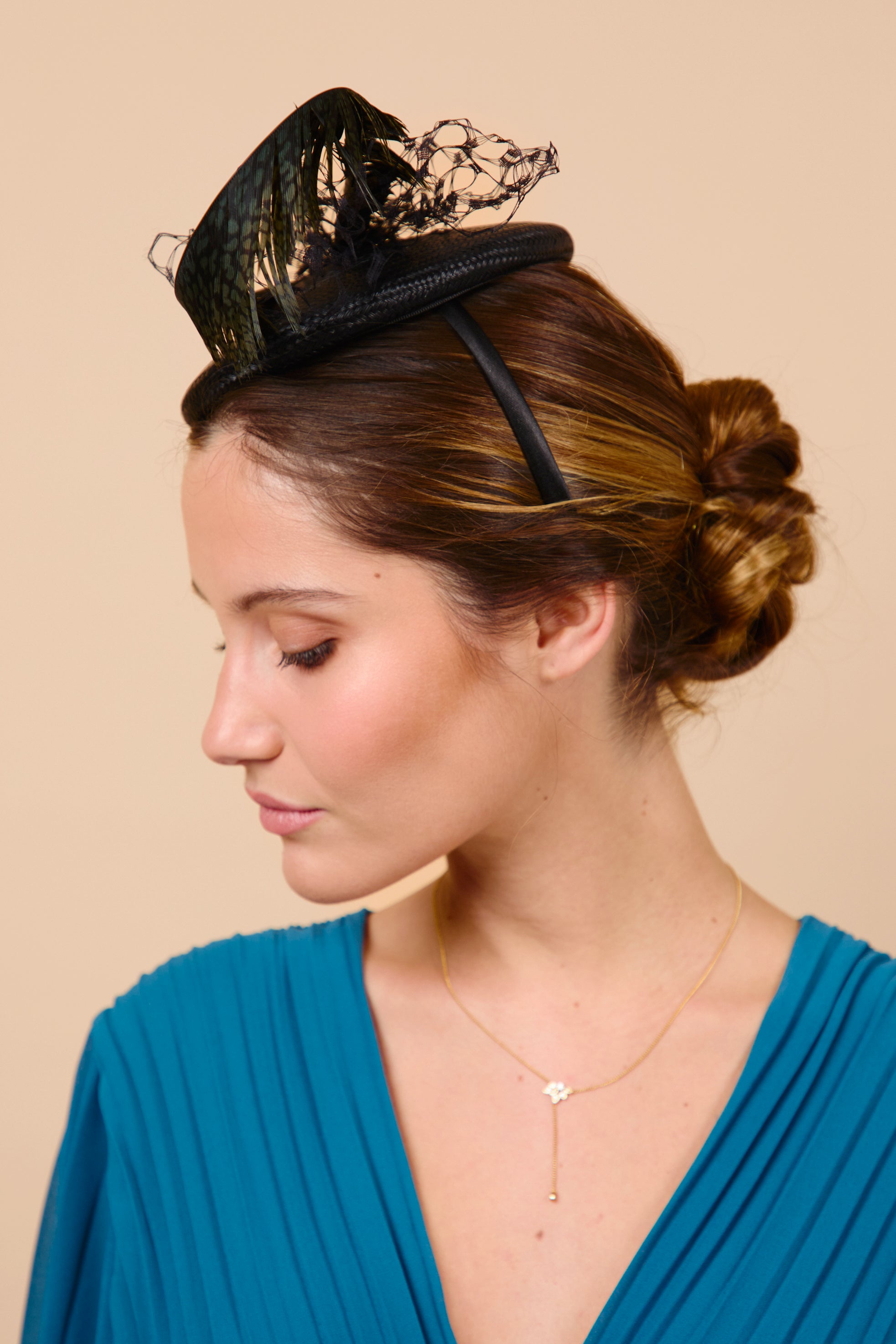 Tocado, sinamay, negra, pluma, invitada, boda, Marcela & co