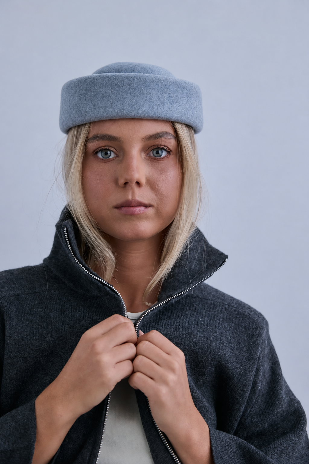 Chapéu Jackie mini cinzento estilo pillbox