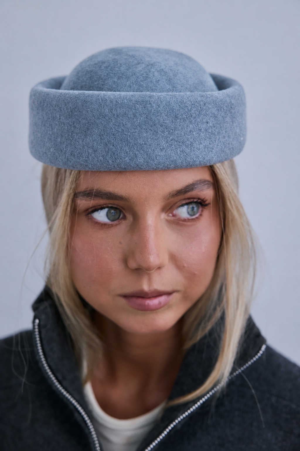 Chapéu Jackie mini cinzento estilo pillbox