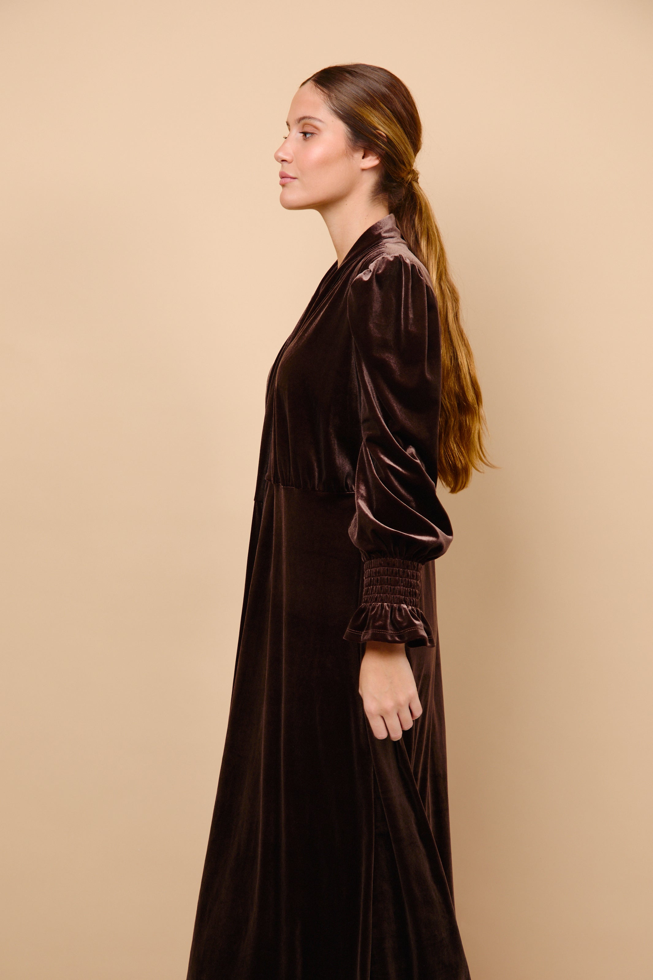 abrigo, terciopelo, chocolate, invitada, boda, marcela and co