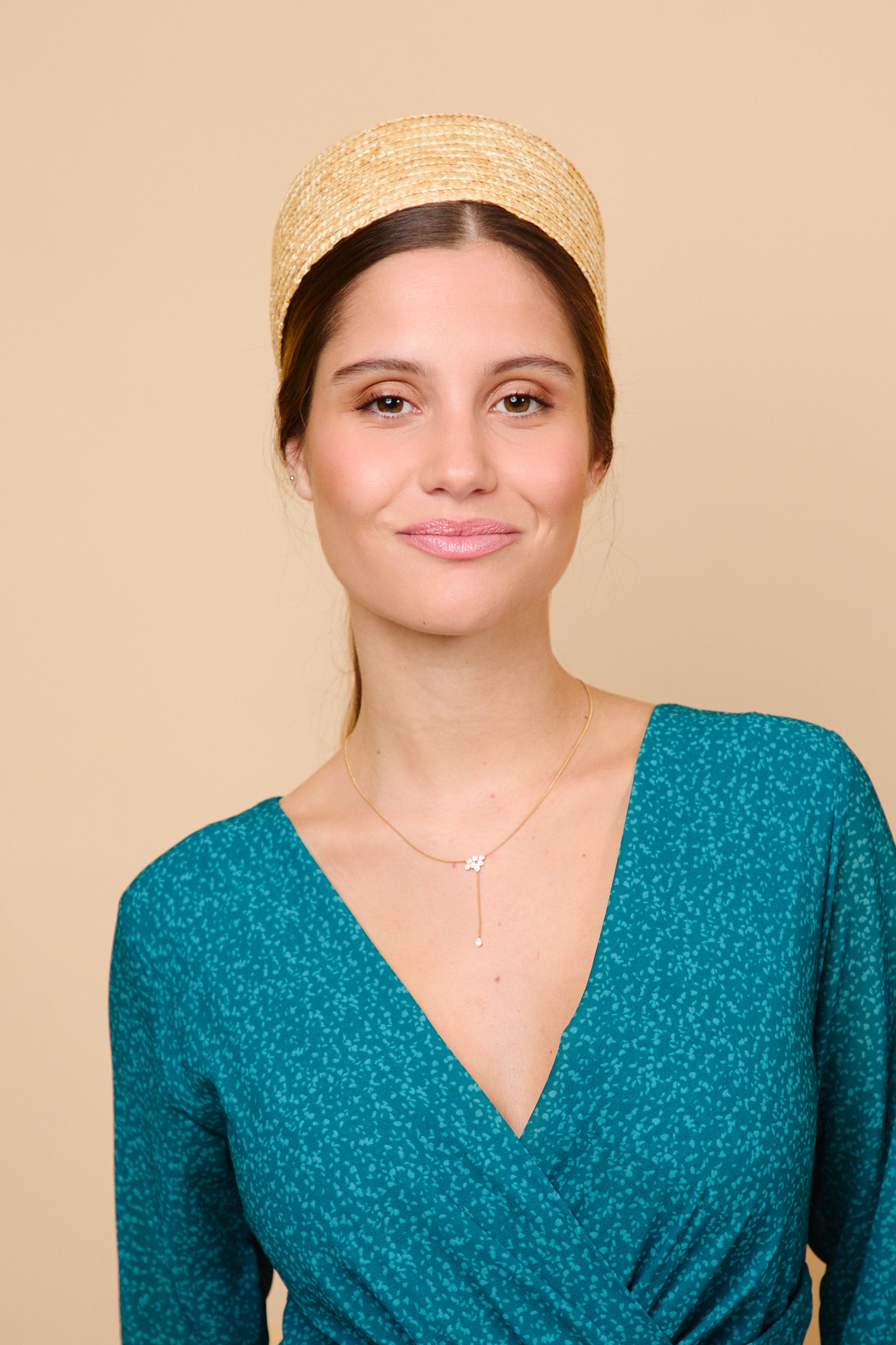 tocado, casquete, pillbox, beige, invitada, boda, paja, marcela and co