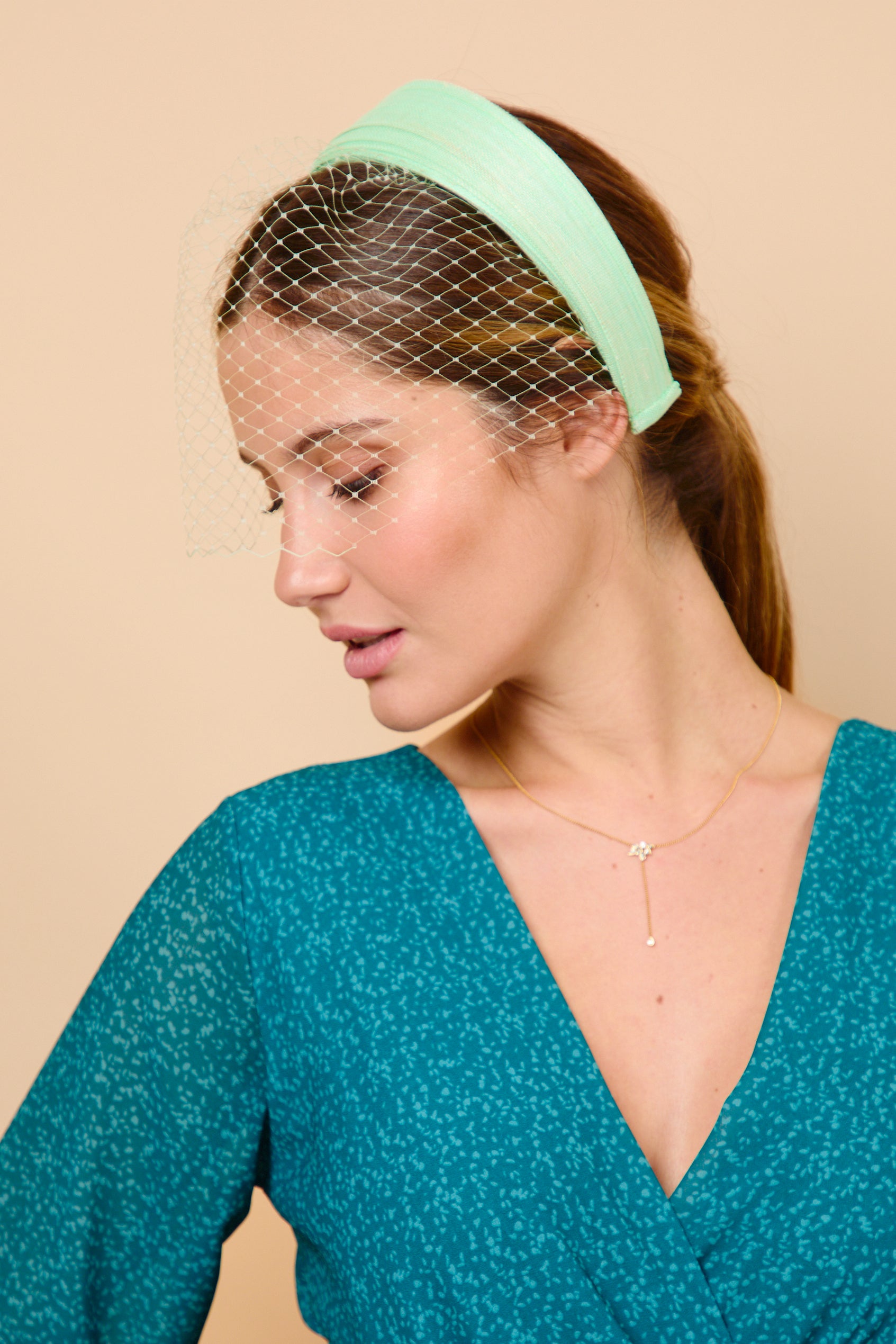 diadema, sinamay, verde, velo, invitada de boda, marcela & co