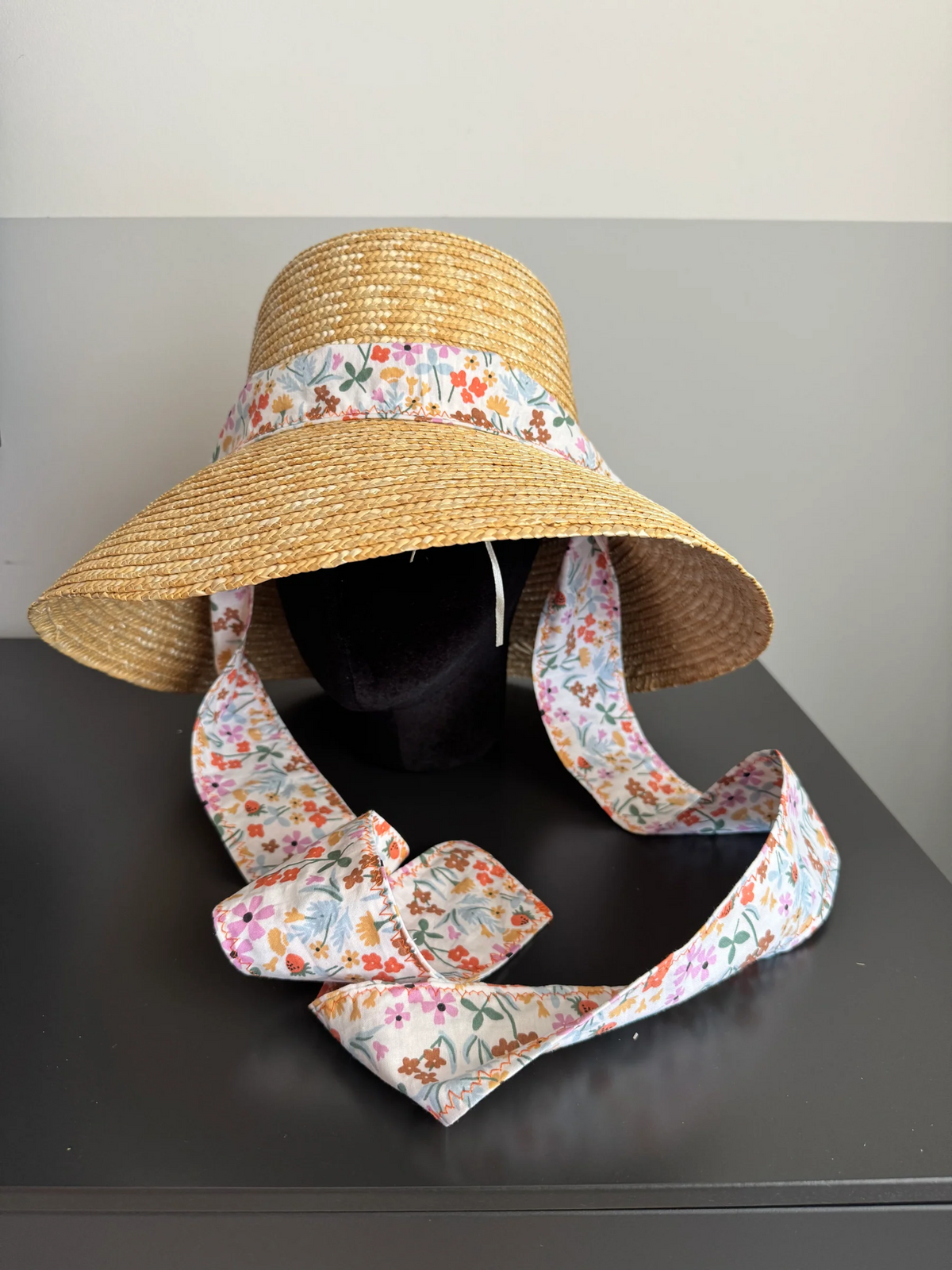 Pamela Audrey beige con cinta de flores