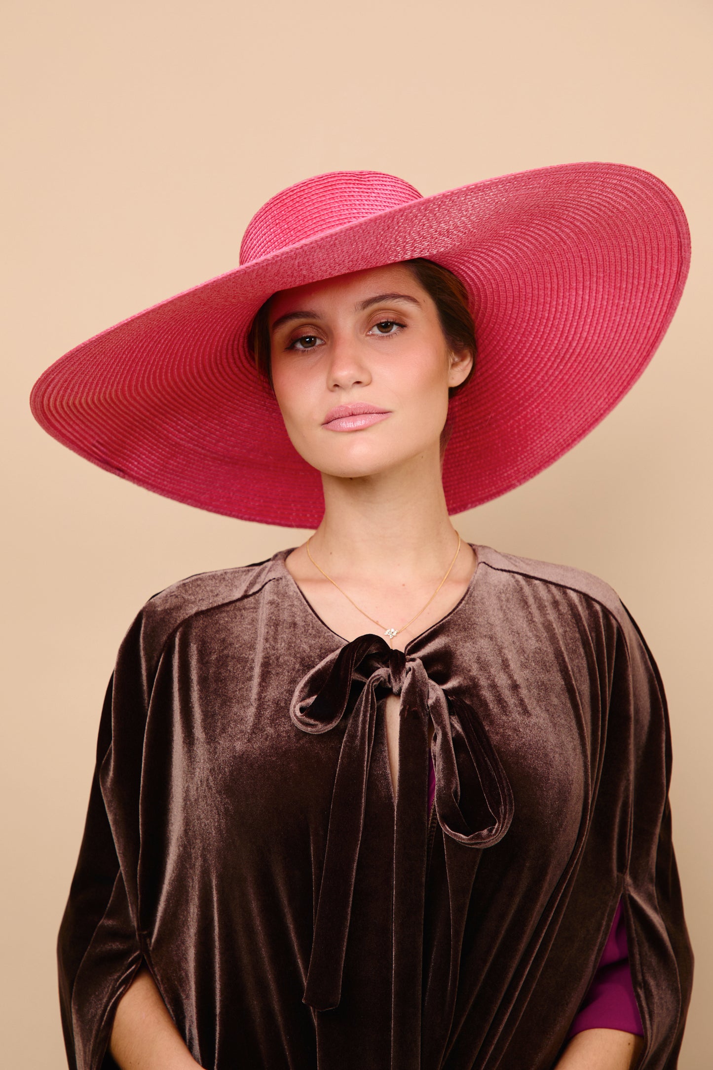 pamela, coral, invitada, boda, rosa, marcela and co