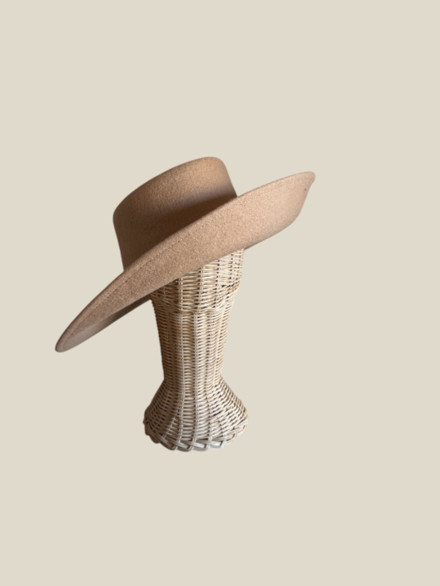 pamela, lana, camel, invitada, boda, holanda, marcela & co