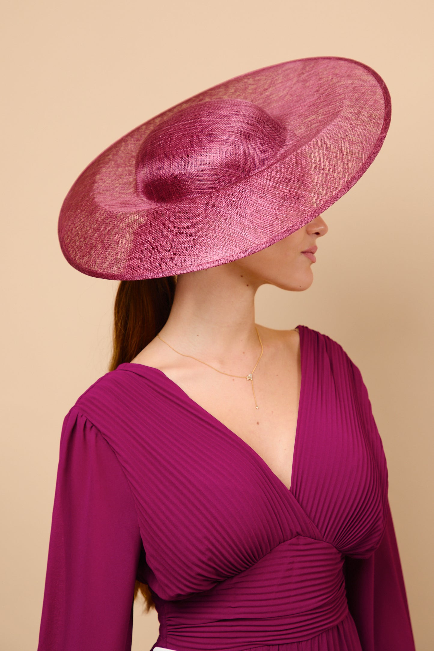 pamela, tocado, sinamay, buganvilla, vino, invitada, boda, marcela and co