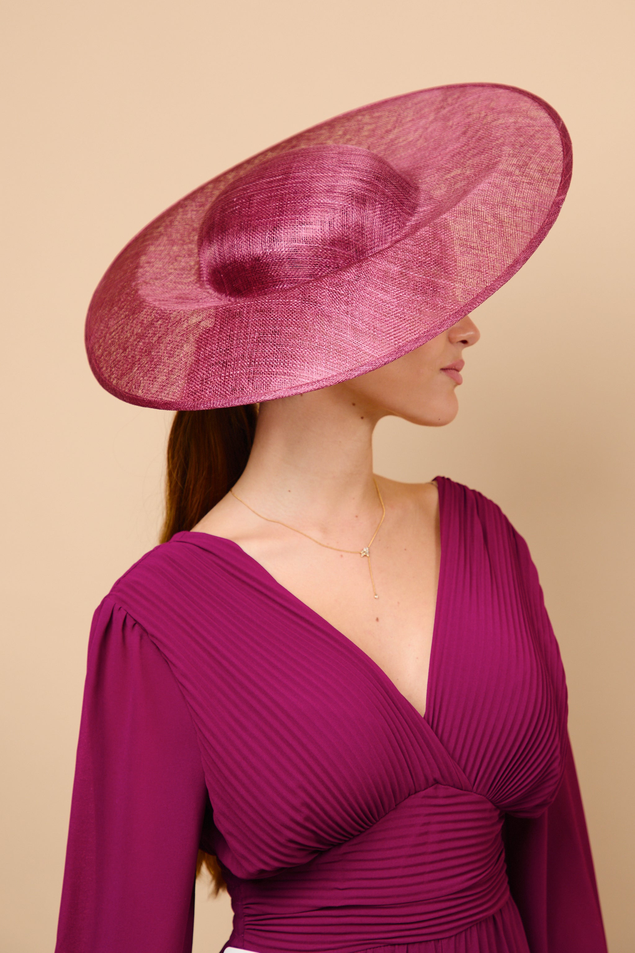 pamela, tocado, sinamay, buganvilla, vino, invitada, boda, marcela and co