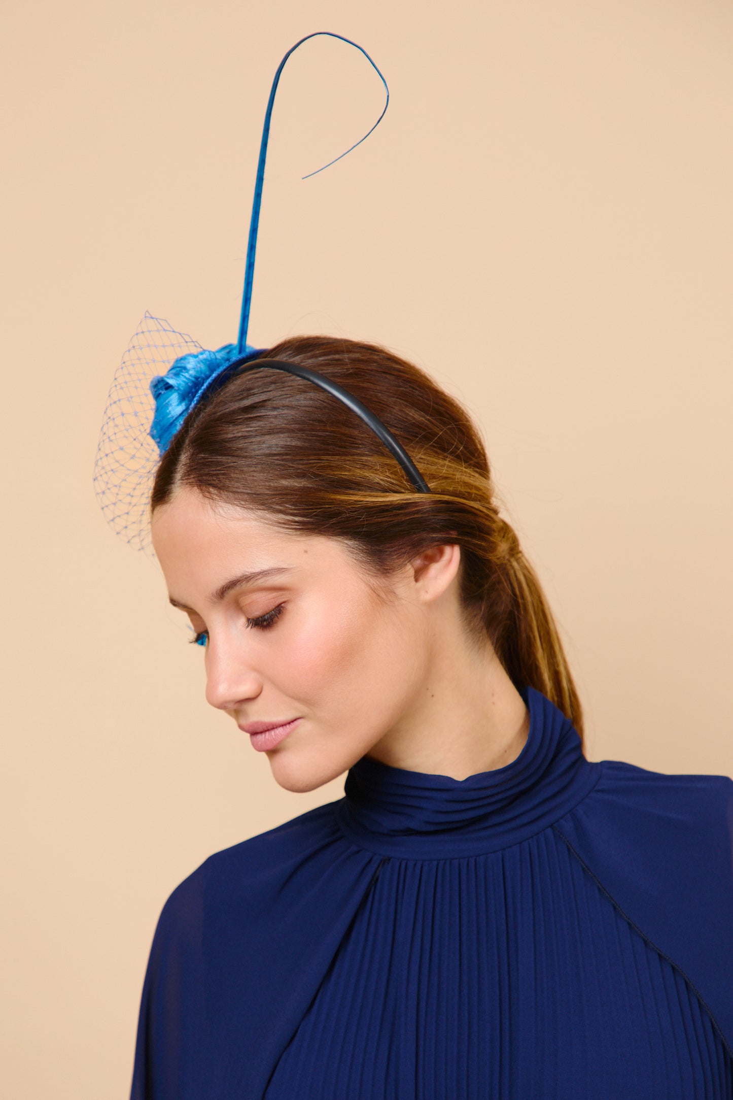 tocado, sinamay, lazo, azul, invitada, boda, marcela & co