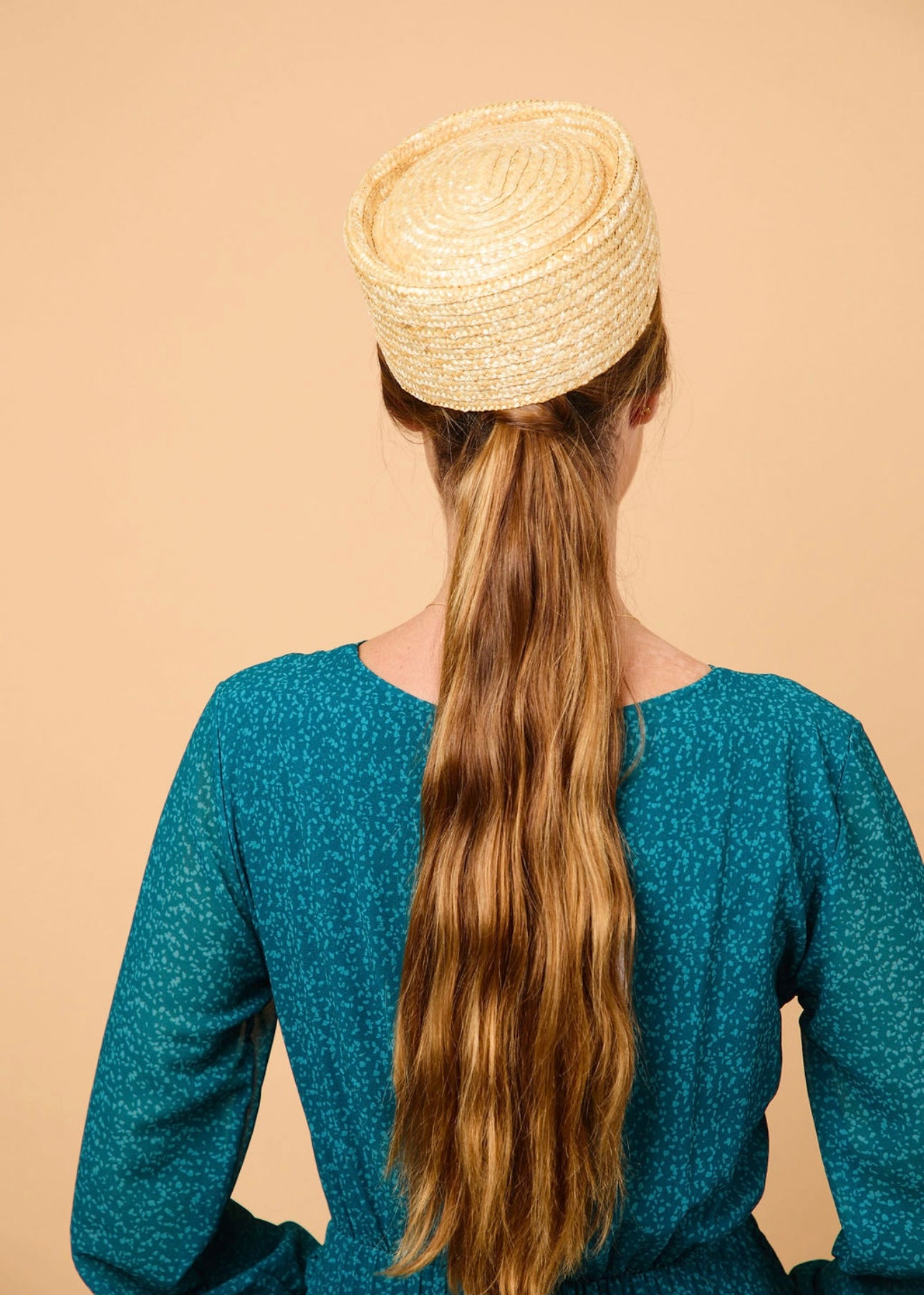 tocado, casquete, pillbox, beige, invitada de boda, paja, marcela & co