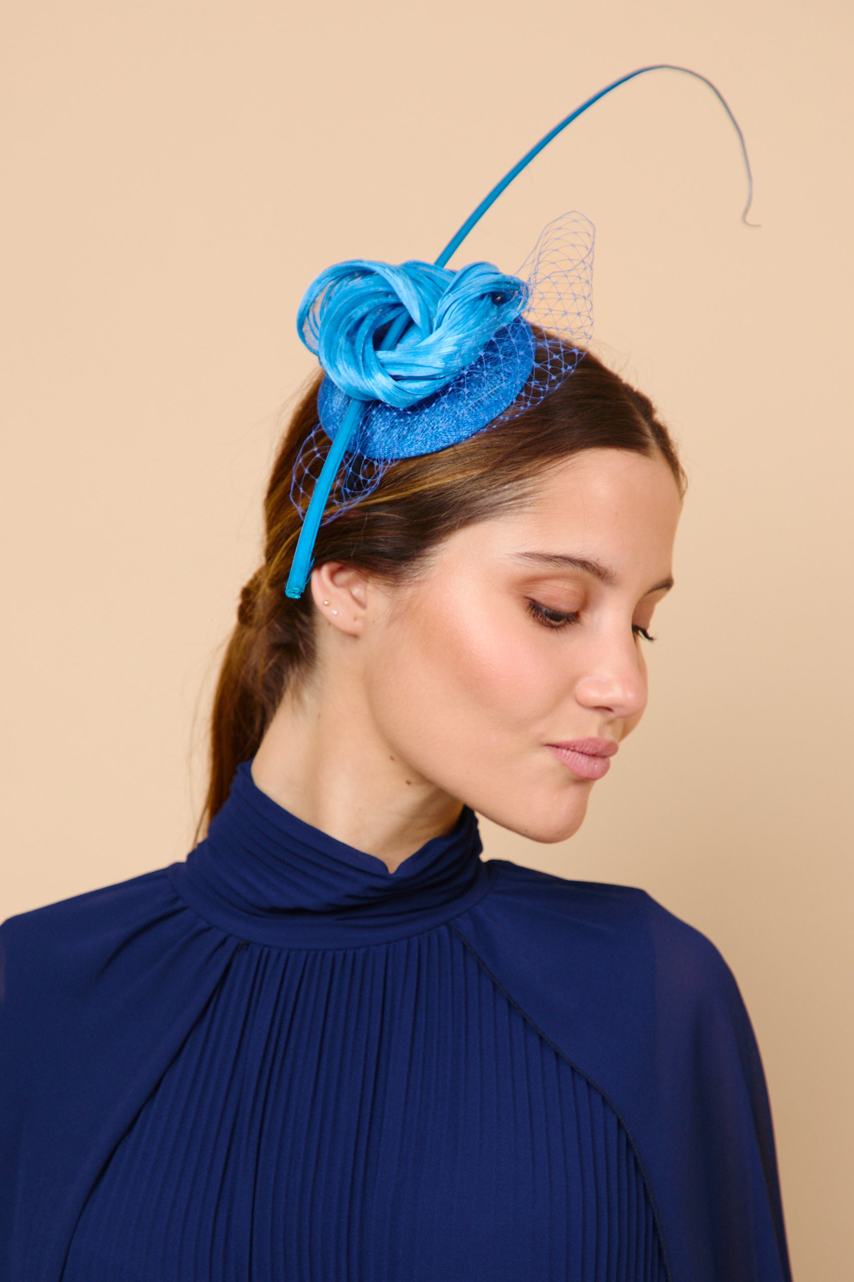 tocado, sinamay, lazo, azul, invitada, boda, marcela and co