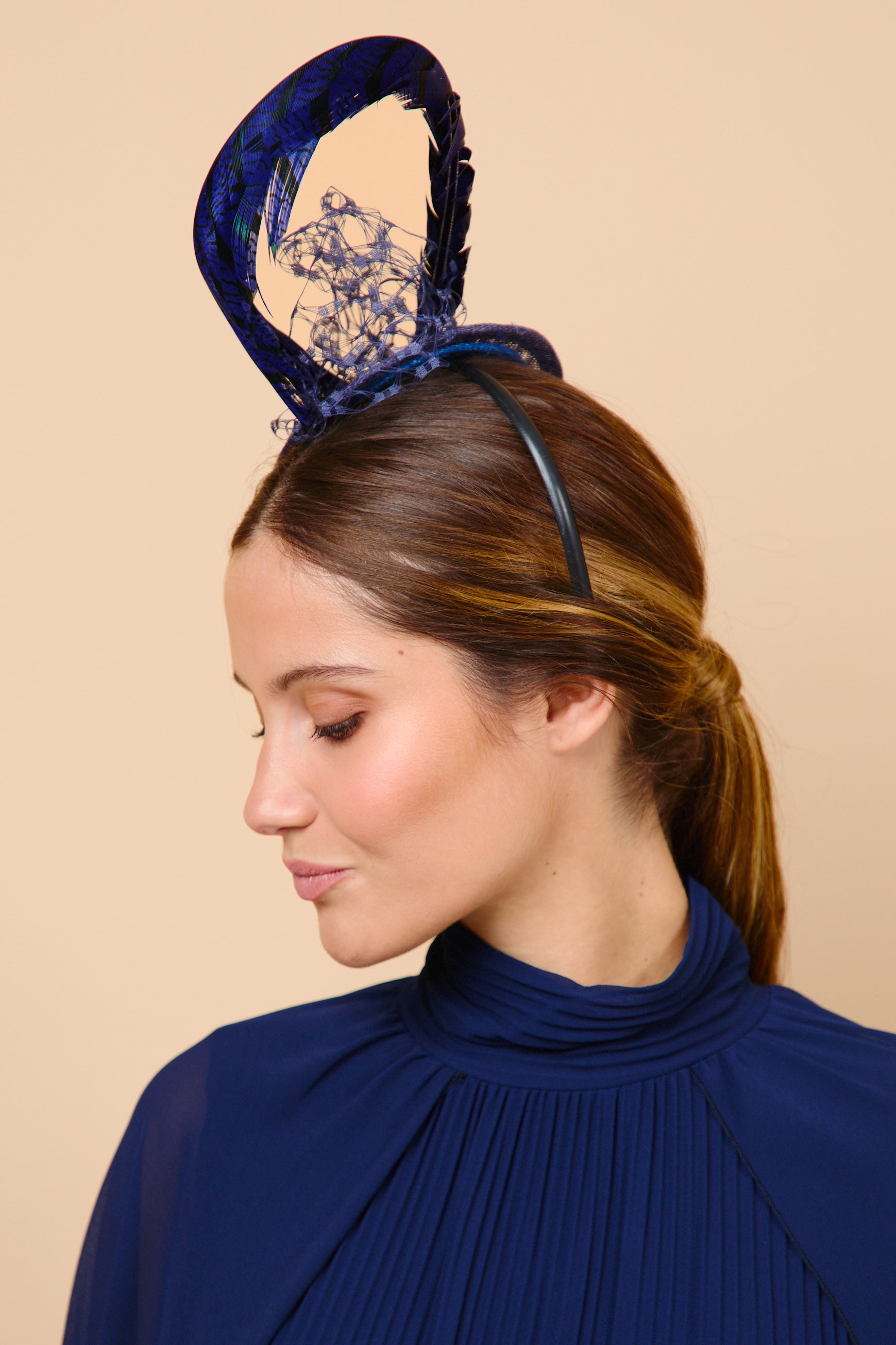 tocado, sinamay, pluma, klein-marcela & co